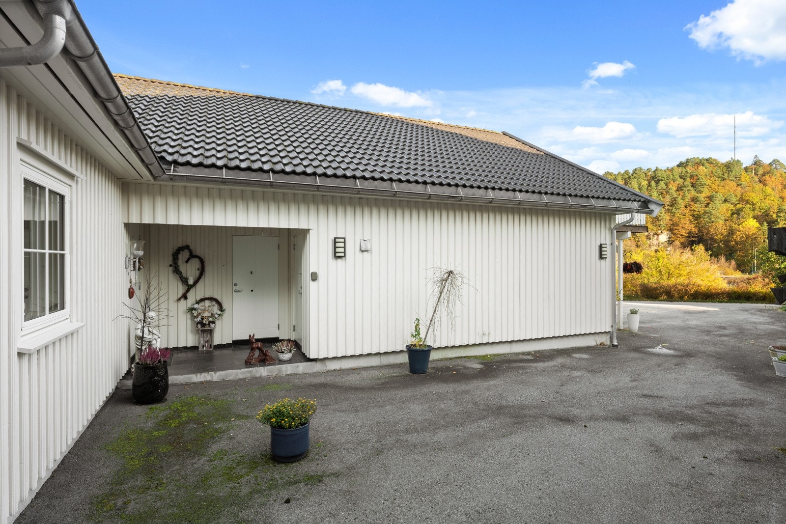 Inngang til utvendig, isolert bod med innlagt strøm samt egen inngang til garasjen. Galleribilde