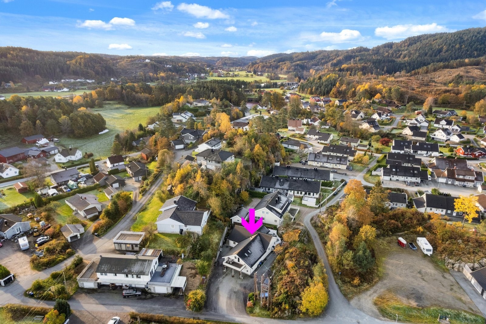 Boligen ligger i landlige, idylliske omgivelser samtidig sentralt rett ved ulike fasiliteter. Galleribilde