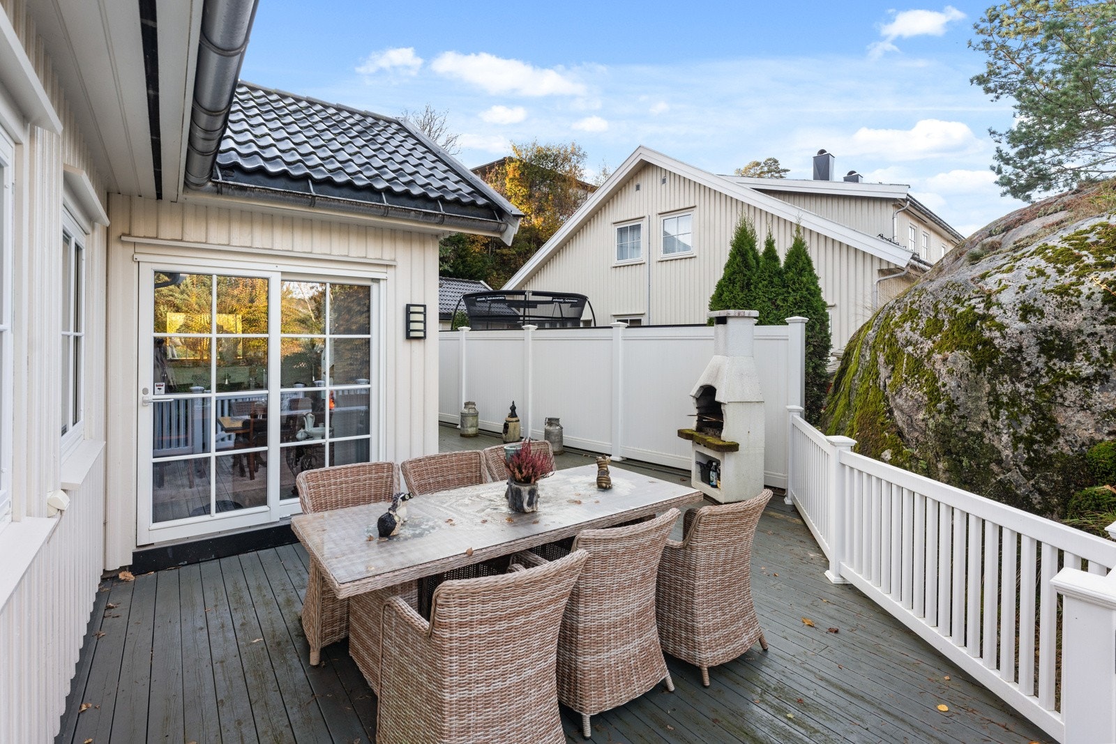 Romslig terrasse med god plass til utemøbler. Galleribilde