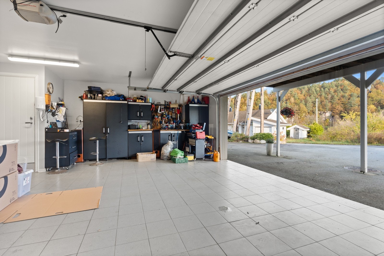 Dobbel garasje i tilknytning til boligen med fliser på gulv. Isolert med egen inngang til boligen. Galleribilde