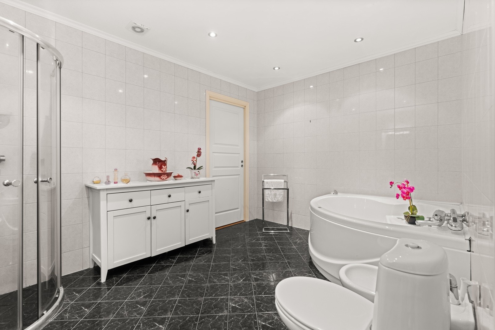 Badet er romslig med hjørnebadekar, toalett, bidè og dusjhjørne. Galleribilde