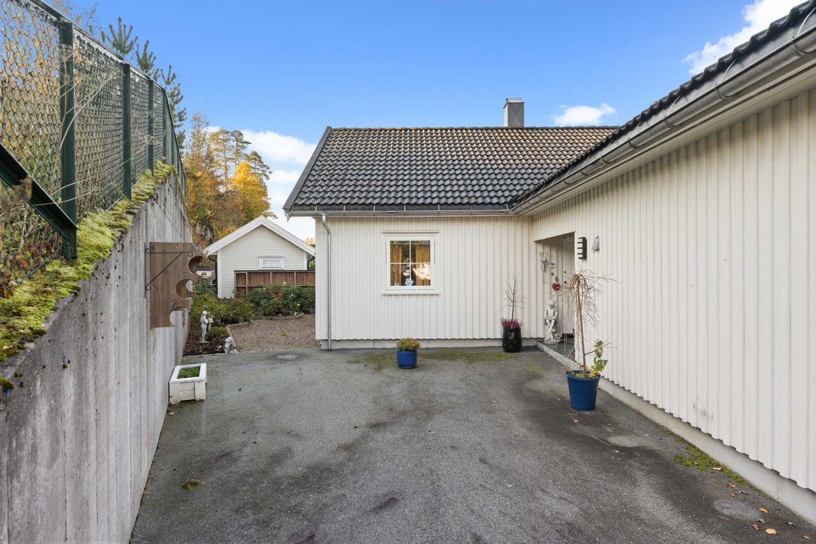 Inngangspartiet er asfaltert og romslig. Galleribilde