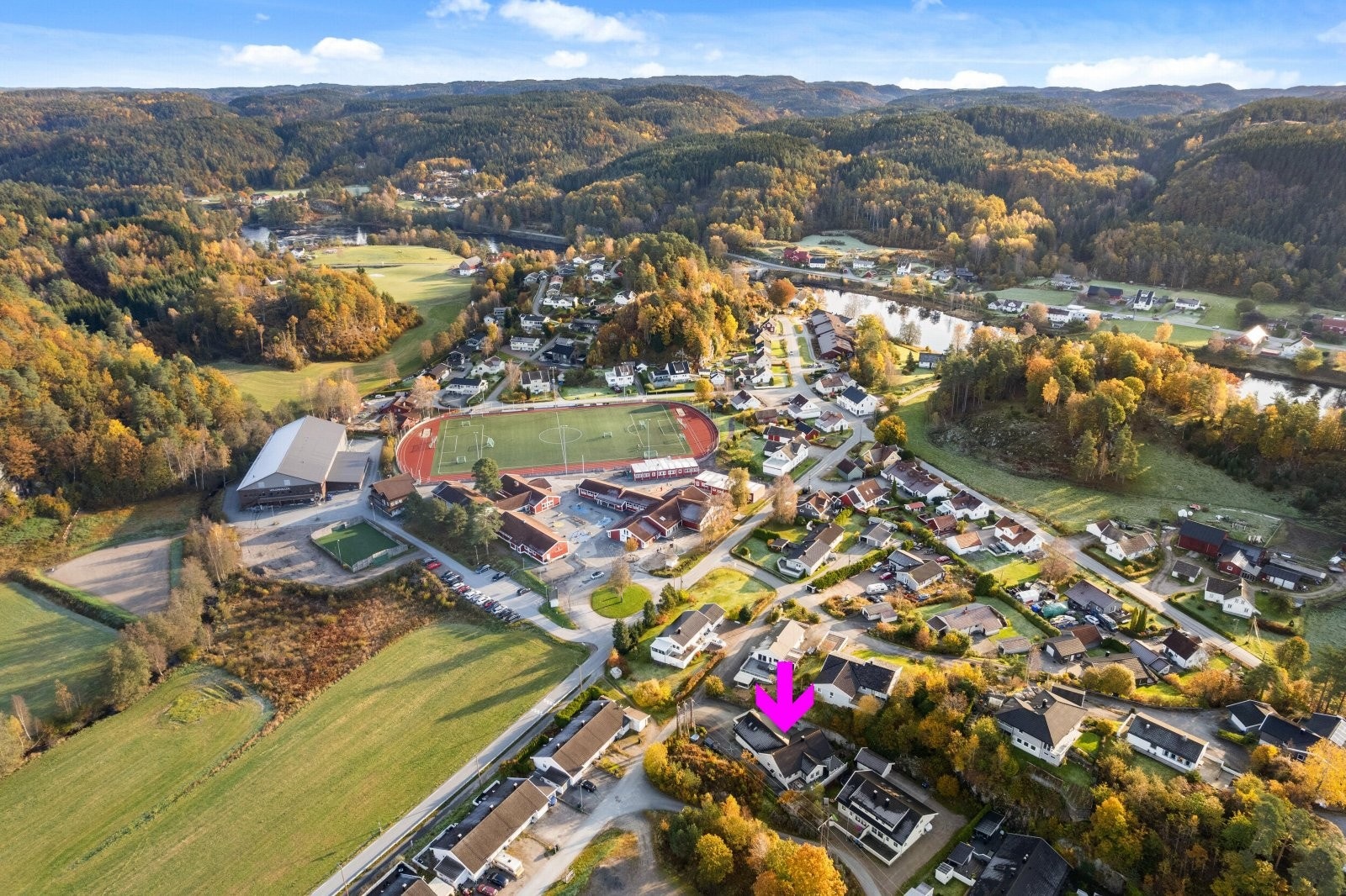 Boligen ligger svært sentralt rett ved skole og idrettsanlegg. Galleribilde