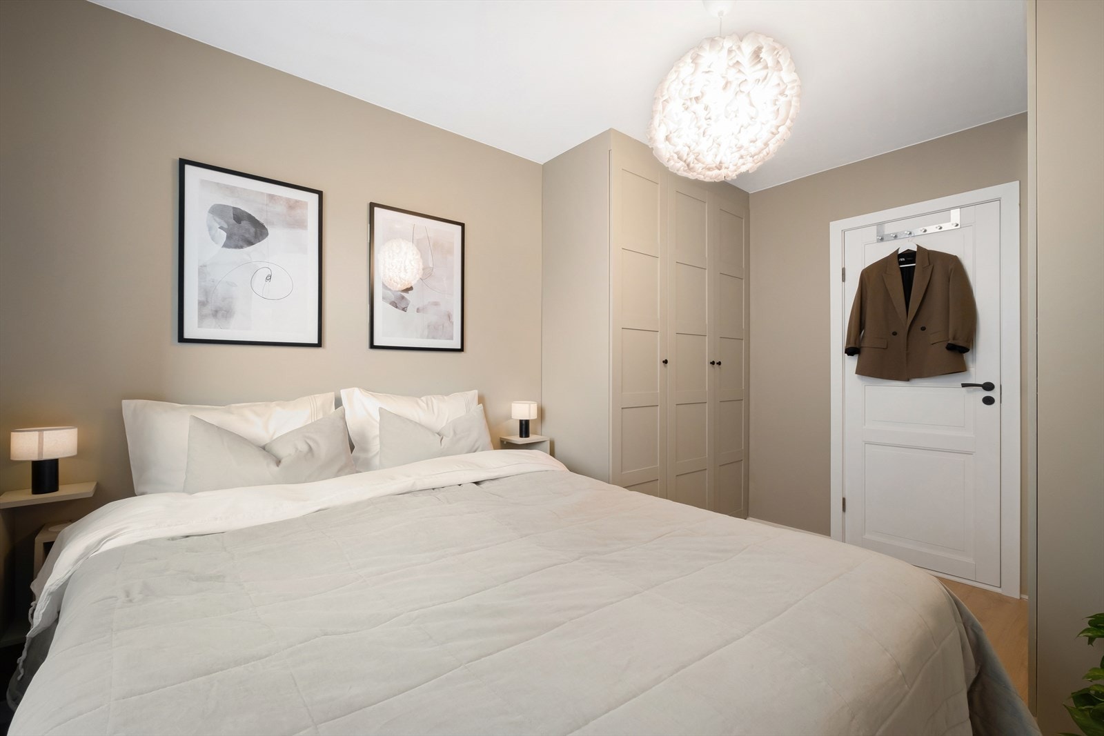 Det er god plass til dobbeltseng og annet ønskelig møblement, samt garderobe med god oppbevaringsplass. Galleribilde