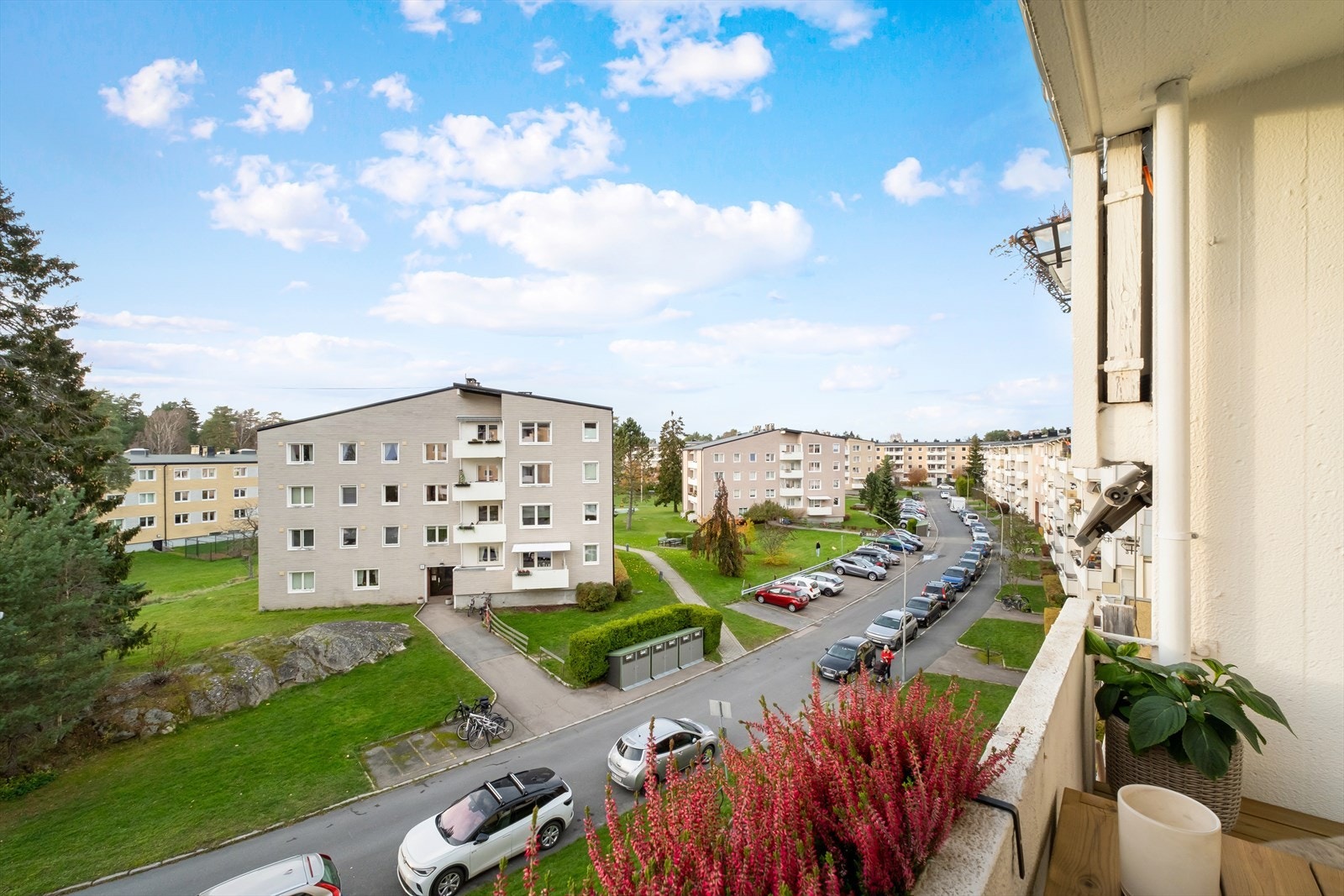 Balkongen har plass til sittegruppe og det er tillatt med elektrisk grill Galleribilde
