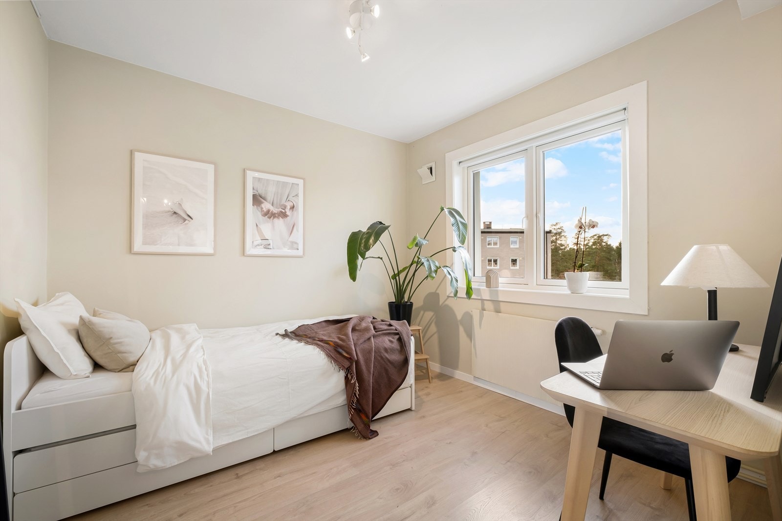 Perfekt barnerom, gjesterom eller et kontor dersom man har behov for dette. Rommet er av god størrelse og får fint plass til seng, nattbord og annen innredning. Galleribilde