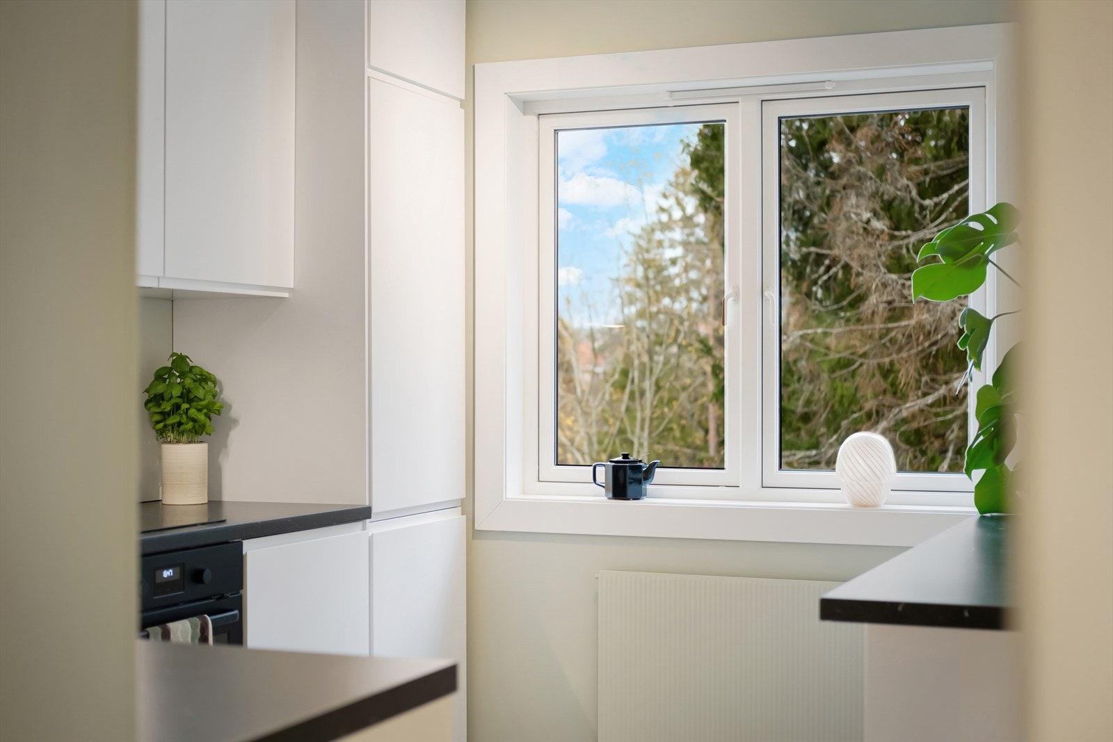 I tillegg har kjøkkenet ventilator med kullfilter, oppvaskkummen er utstyrt med et-greps blandebatteri, noe som gir enkel bruk og vedlikehold. Galleribilde