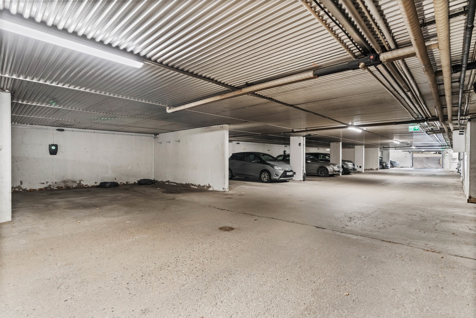 Leiligheten disponerer i tillegg en bod i kjeller merket 4084, samt en biloppstillingsplass med elbillader i parkeringskjeller. Galleribilde