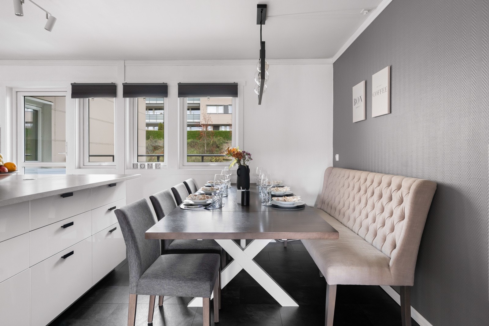 Samt plass til en spisegruppe for middagsgjester. Galleribilde
