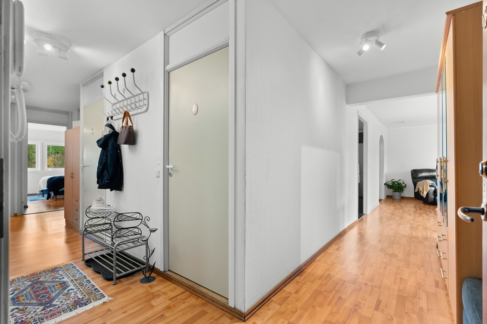Velkommen inn! Lys og romslig entré som gir et godt førsteinntrykk av boligen. Galleribilde