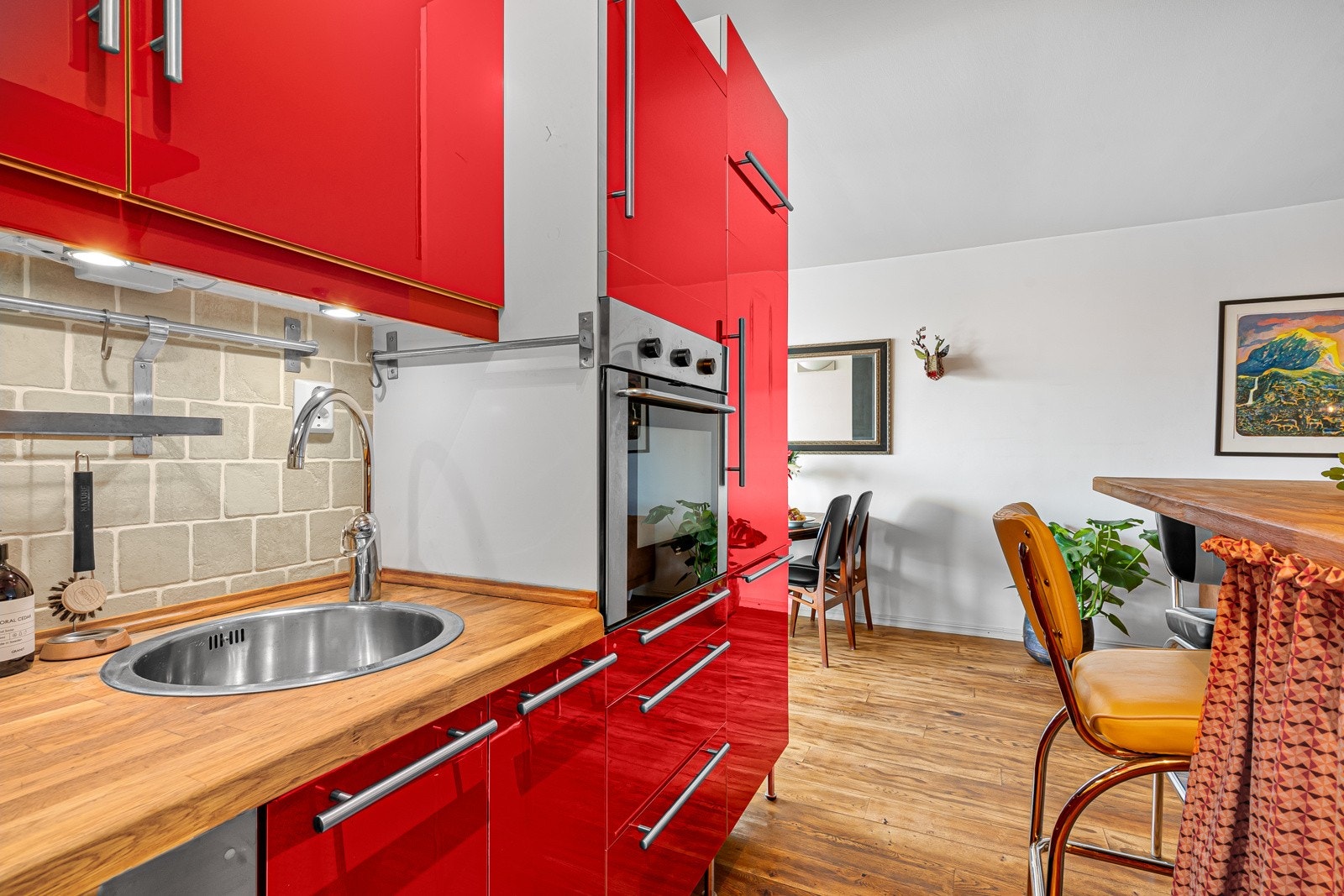 Kjøkkenet kan skilte med god skap- og benkeplass. Galleribilde