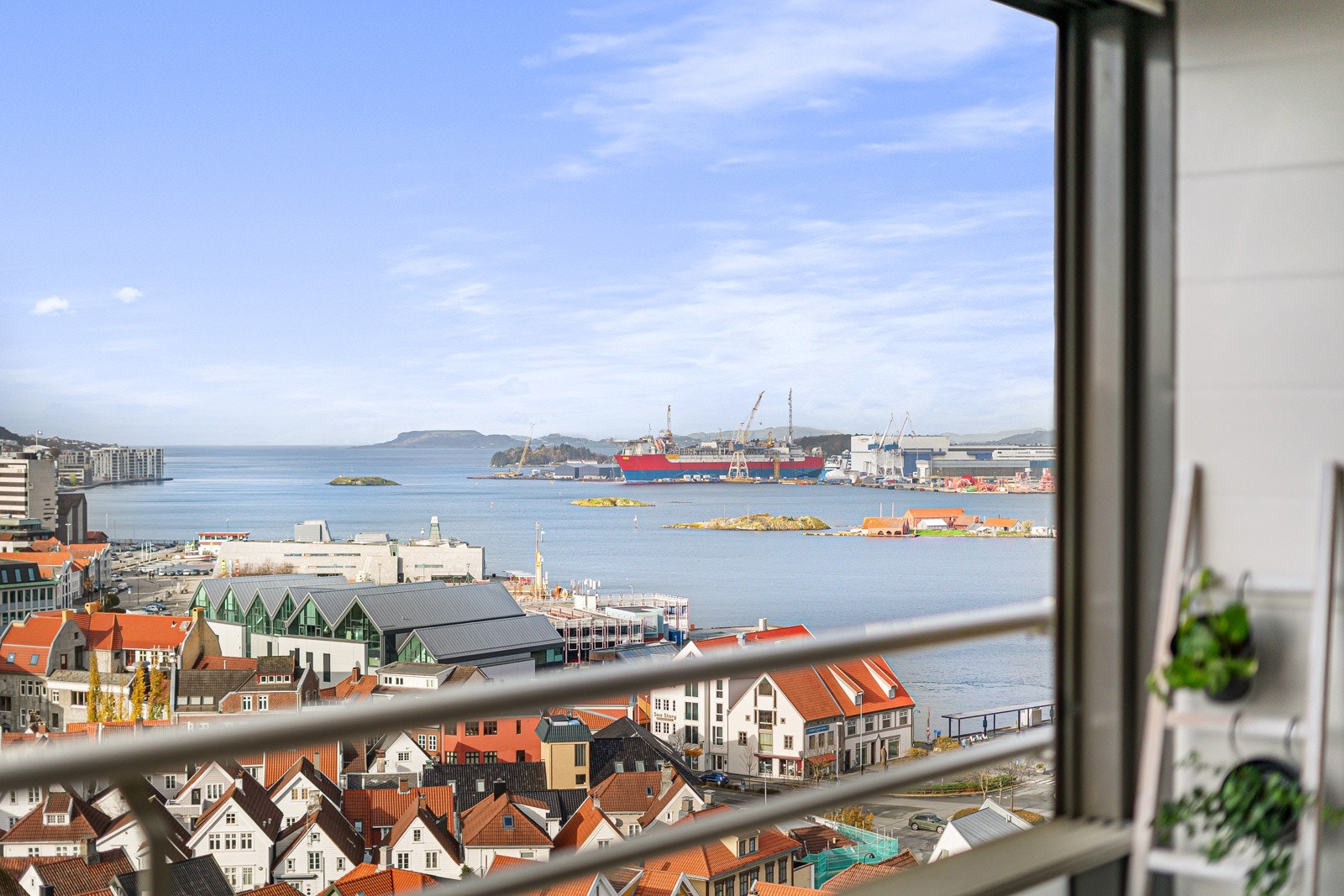 Balkongen er solvendt så her har du sol store deler av dagen. Innglassingen kan også åpnes og lukkes etter eget ønske. Galleribilde