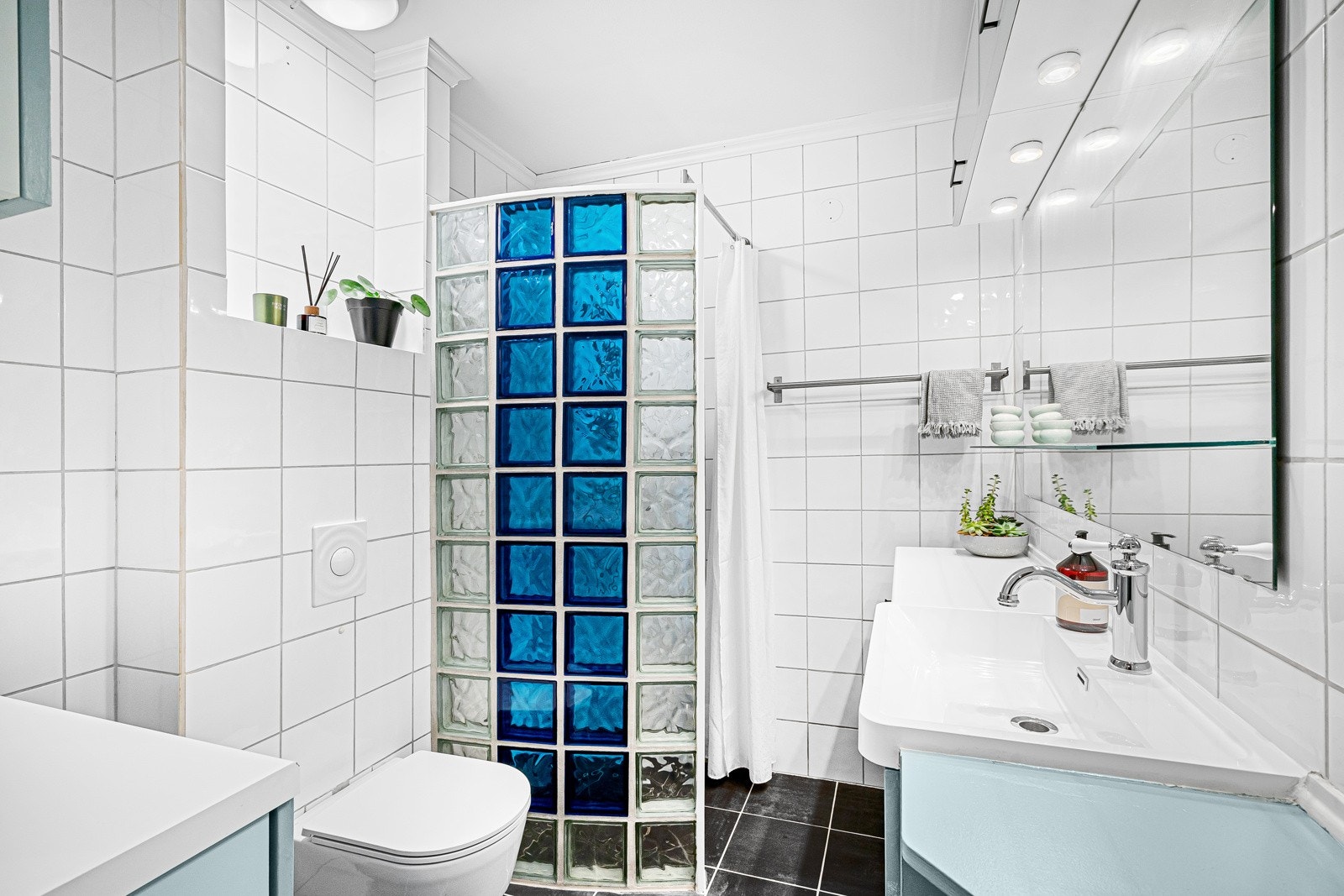 Romslig flislagt bad oppgradert i 2006. Galleribilde