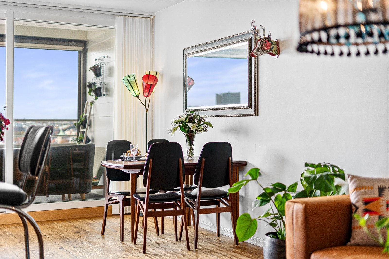 God plass til hyggelig spisegruppe. Videre tilkomst til innglasset balkong. Galleribilde