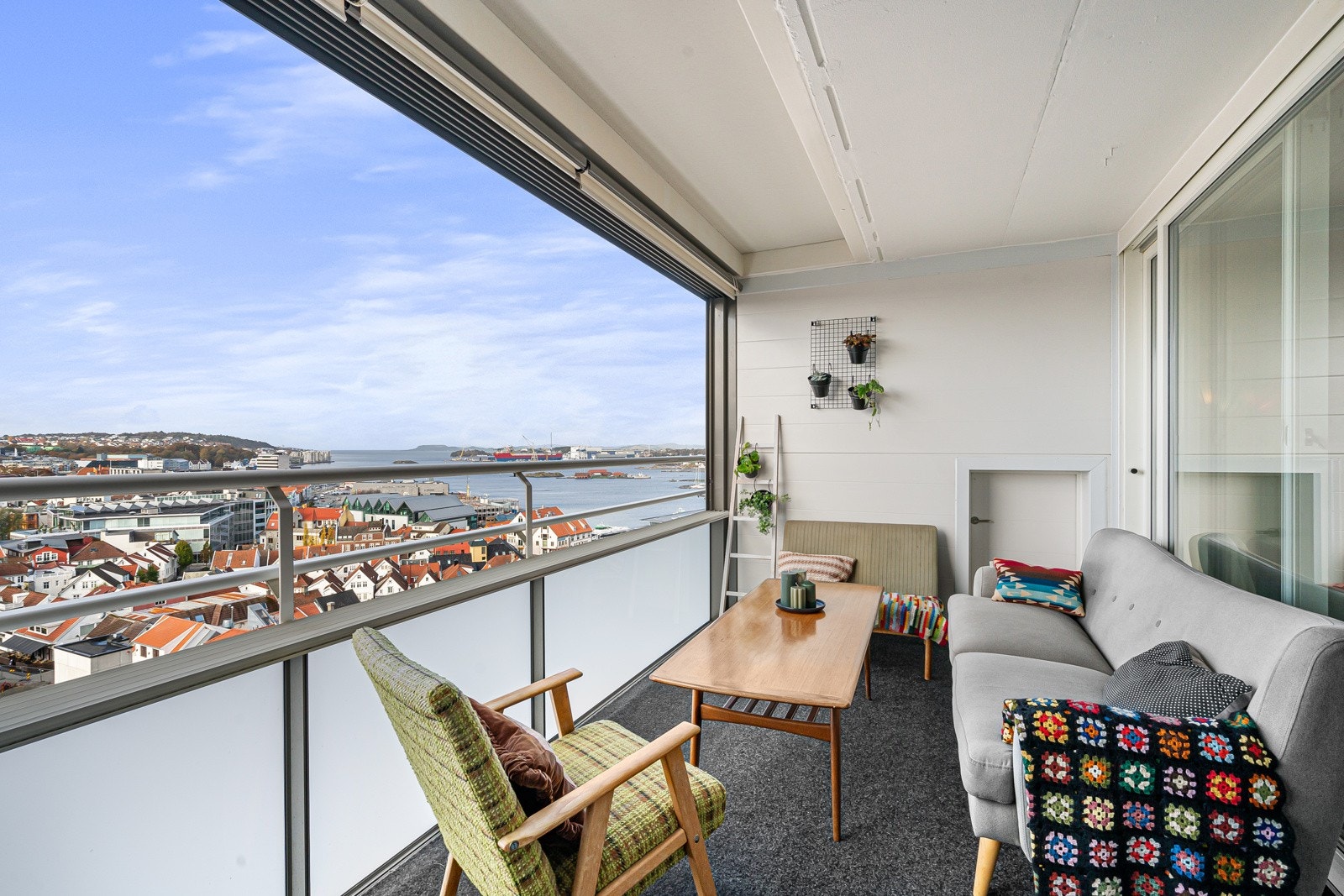 Balkongen måler hele 11 kvm og kan enkelt innredes i ulike soner. Galleribilde