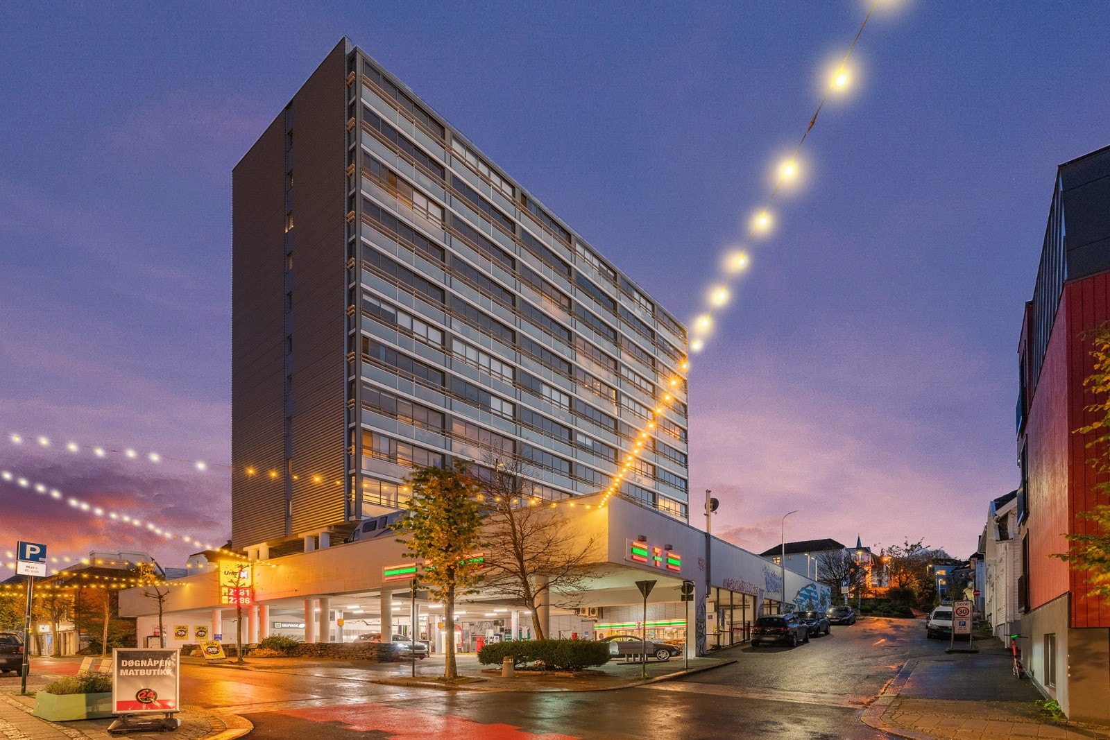 Det er mulighet for leie av p-plass i borettslaget. I tillegg har man bod i kjelleretasje og egen sykkelparkering. Galleribilde