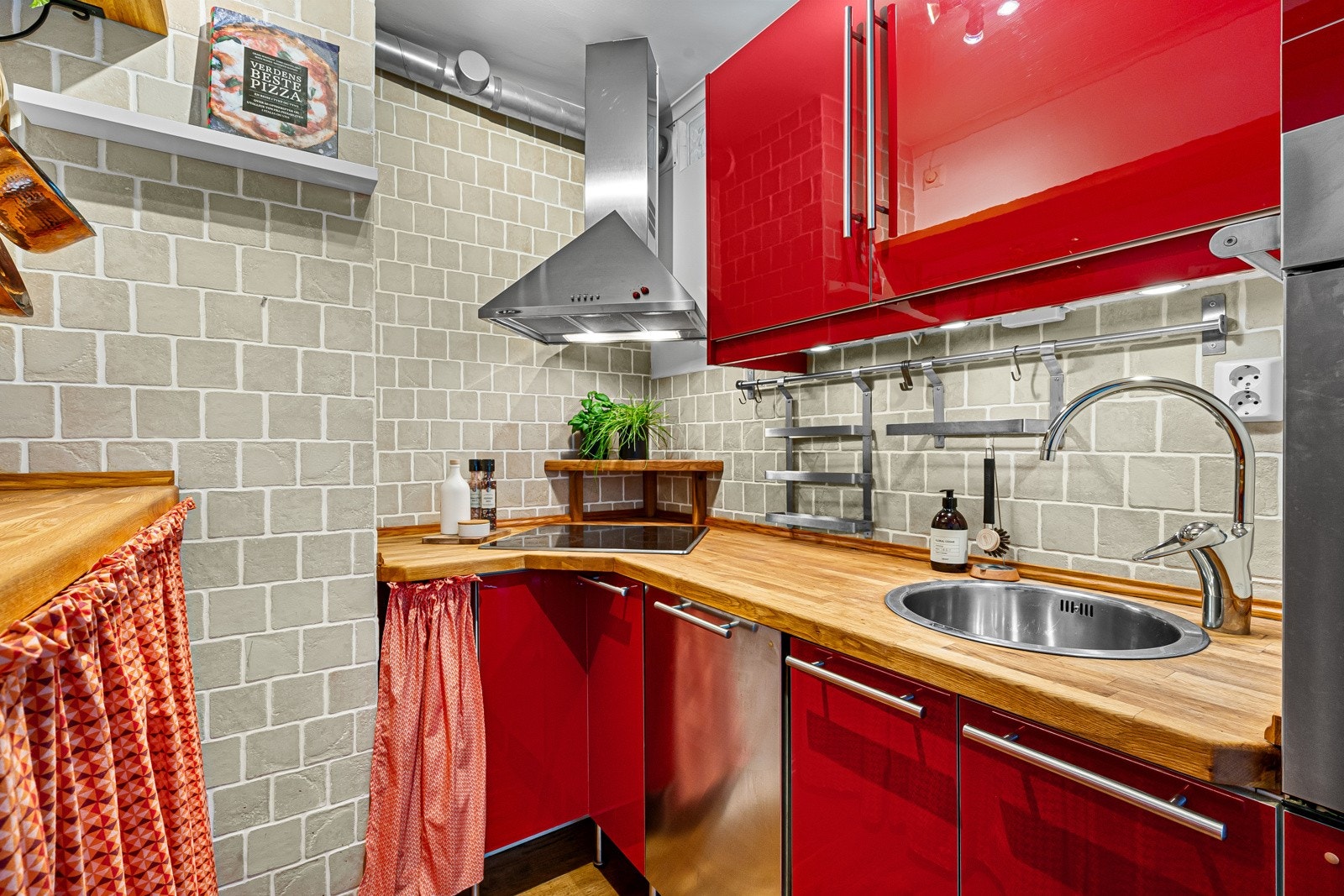 På kjøkkenet har du innredning med slette fronter, heltre benkeplate og oppvaskmaskin, kjøleskap/frys, stekeovn og platetopp med ventilator. Galleribilde