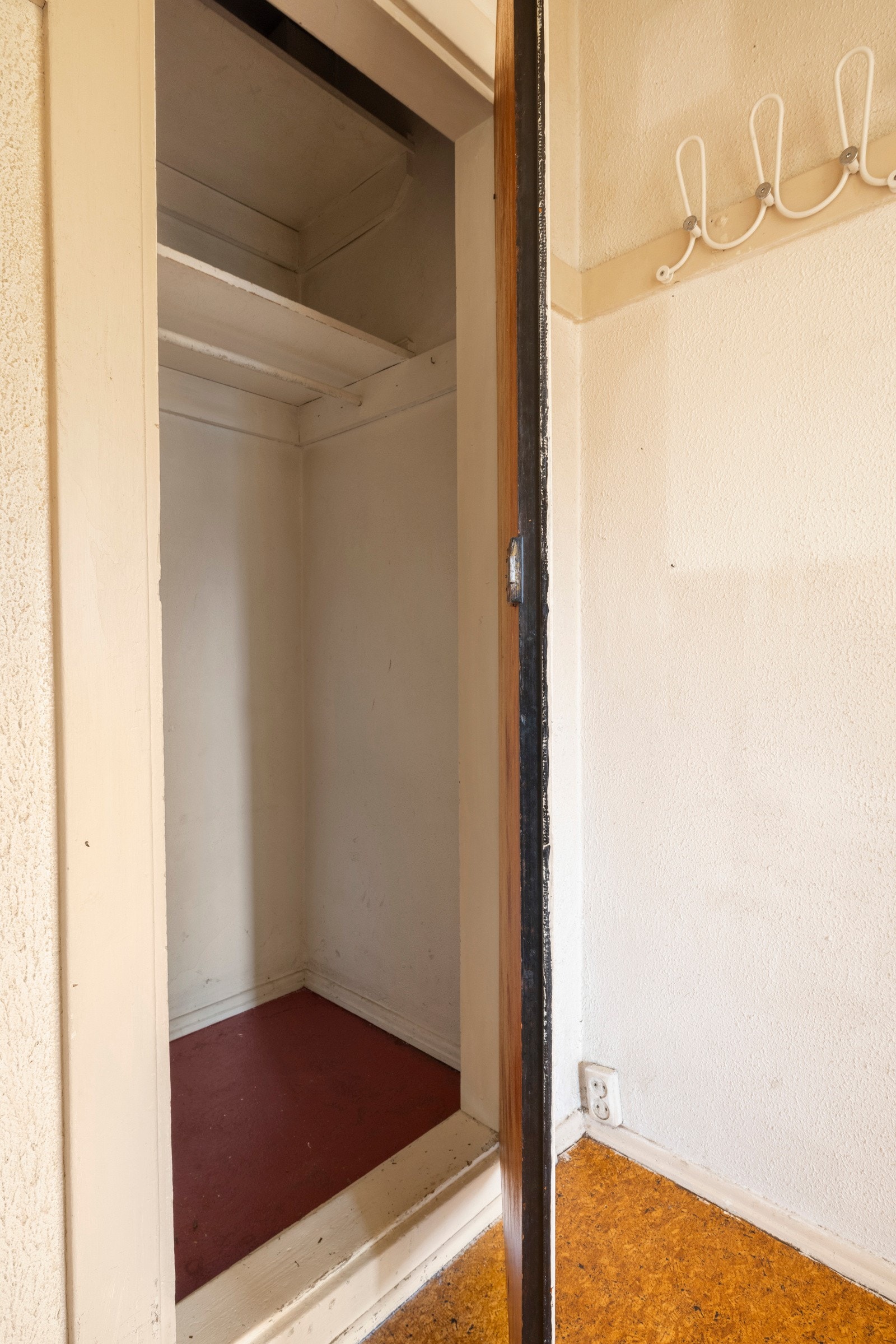 Kott med tilgang fra entré - her kan man etablere opplegg og plass for vaskemaskin. Galleribilde