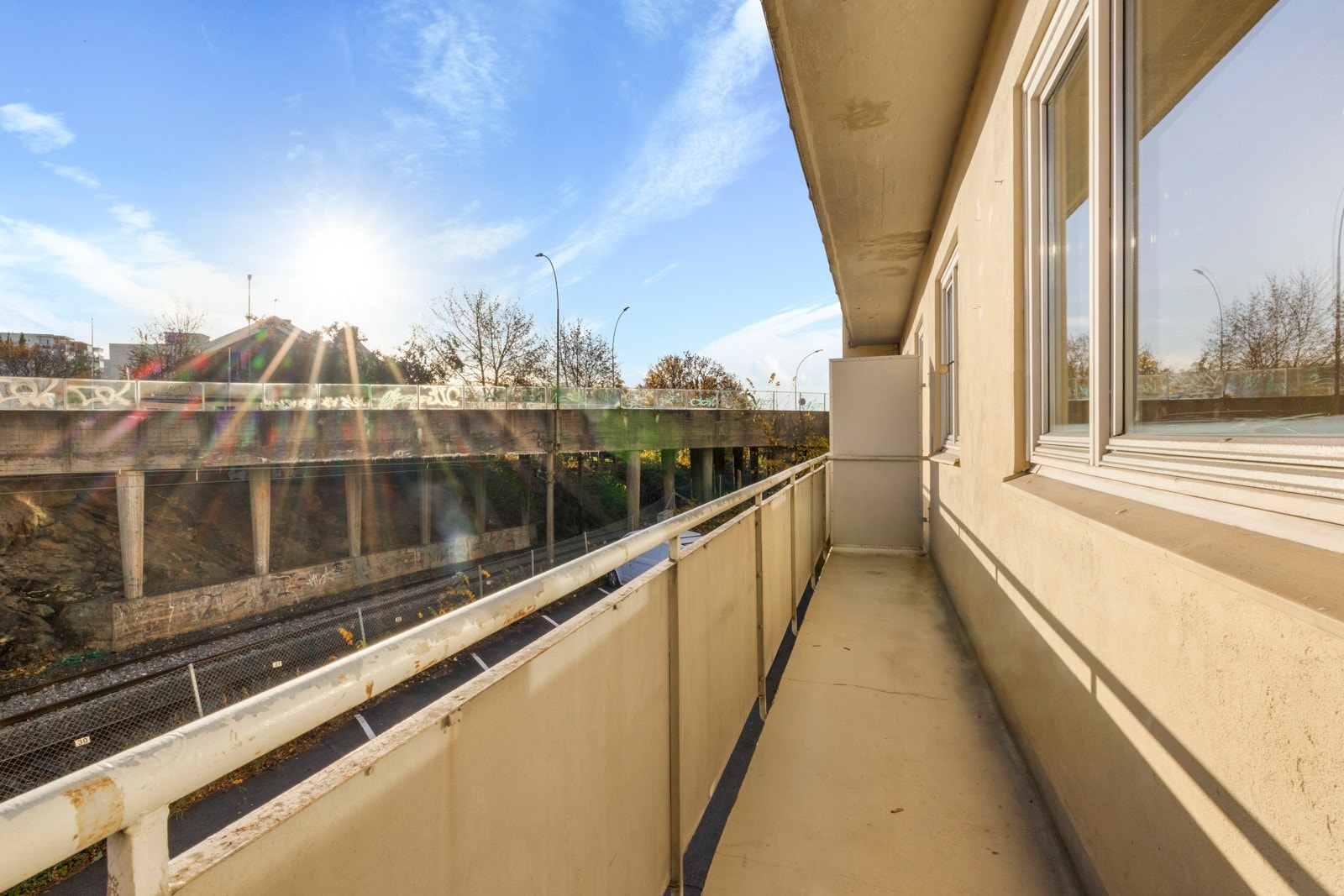 Fra stuen er det utgang til balkong på ca. 7 kvm. Galleribilde