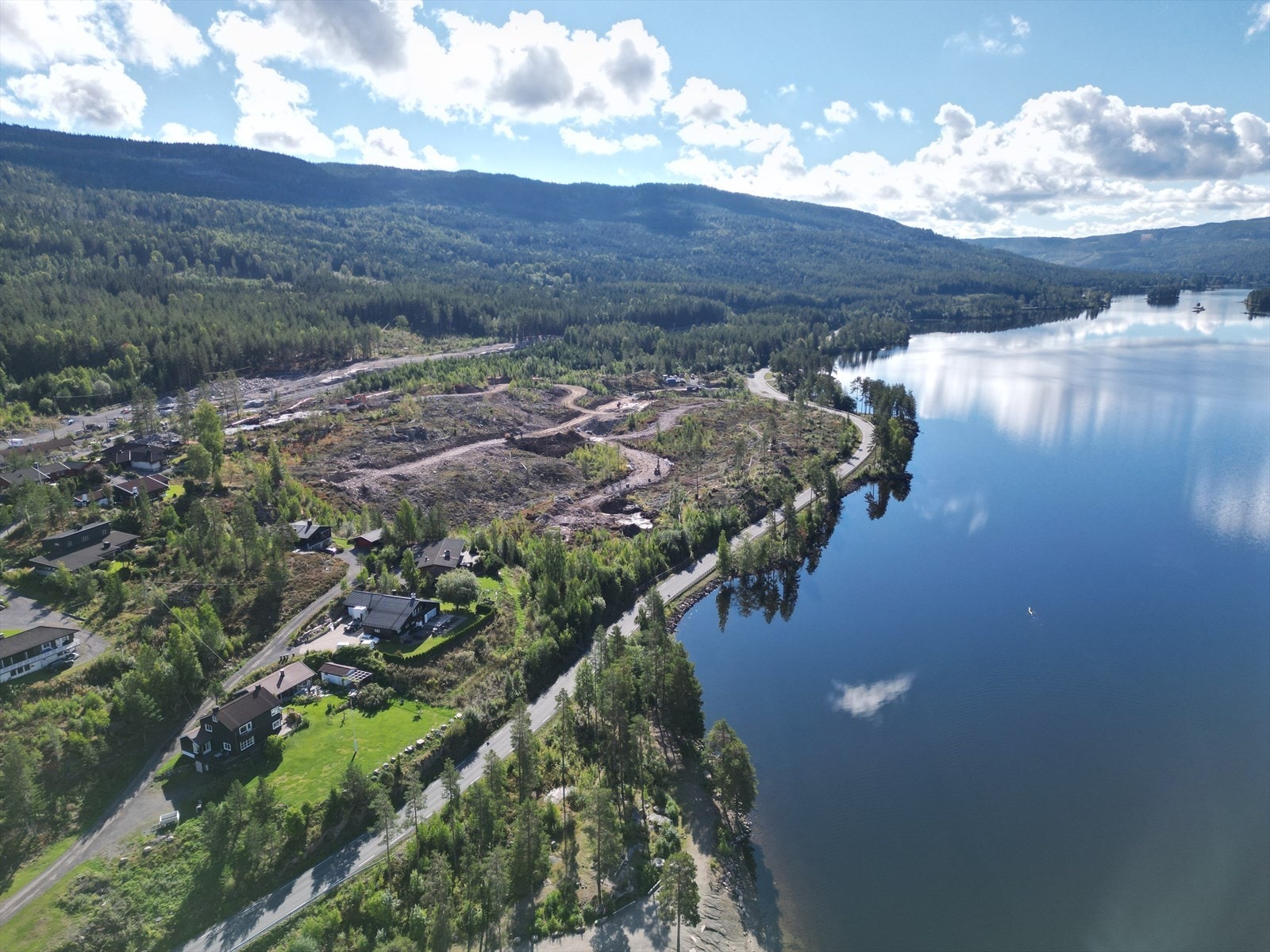 Tomtene ligger meget sentralt til med alt man trenger i gangavstand. Det er ca. 2 km til Harestua sentrum hvor man bla. finner togstasjonen, barne-og-ungdomskole, restaurant m.m. Galleribilde