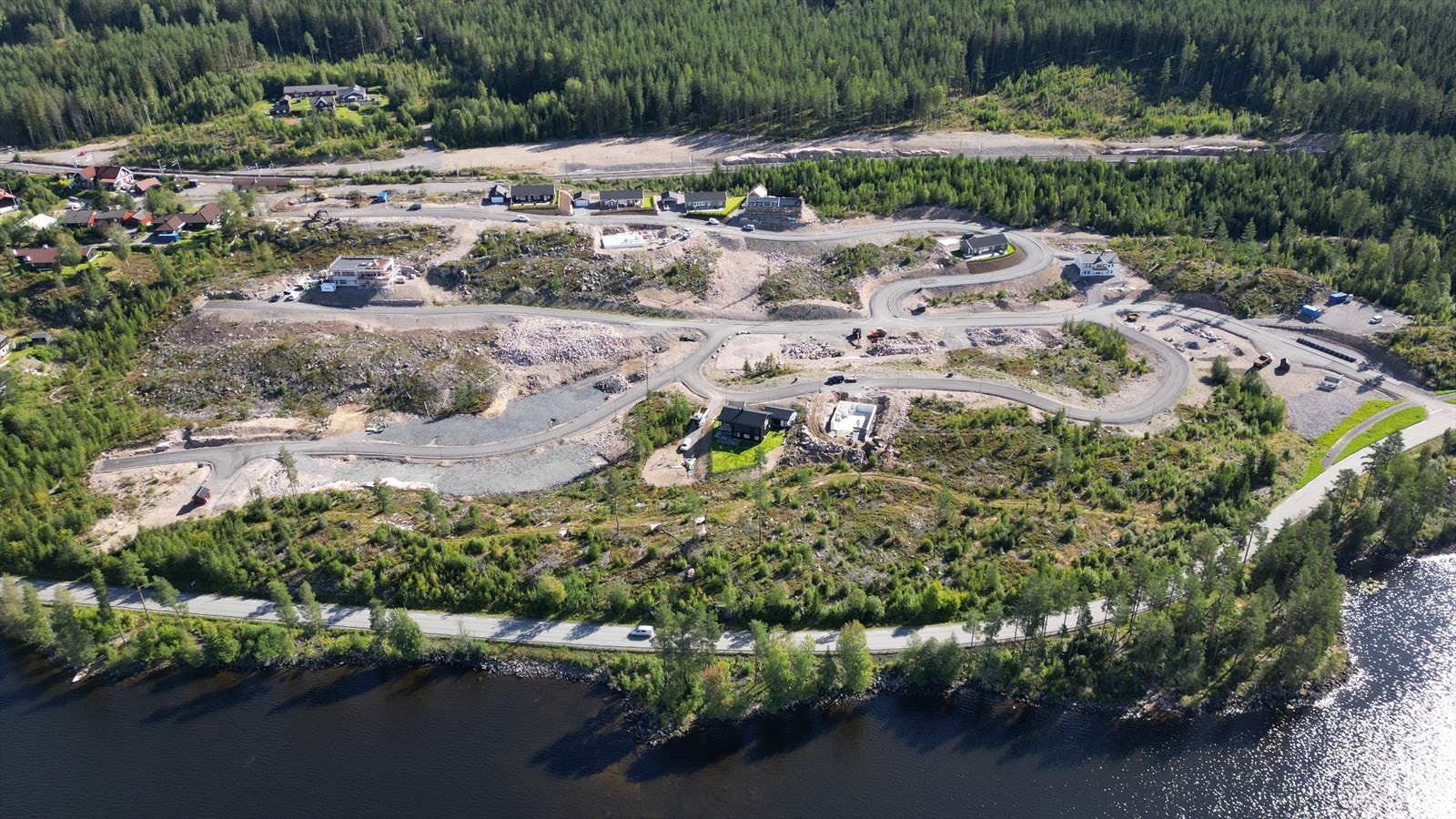 Harestua ligger ca. 45 min fra Oslo S og ca. 30 min fra Gardermoen. Harestuvannet tilbyr hygge og kos sommer som vinter. Galleribilde