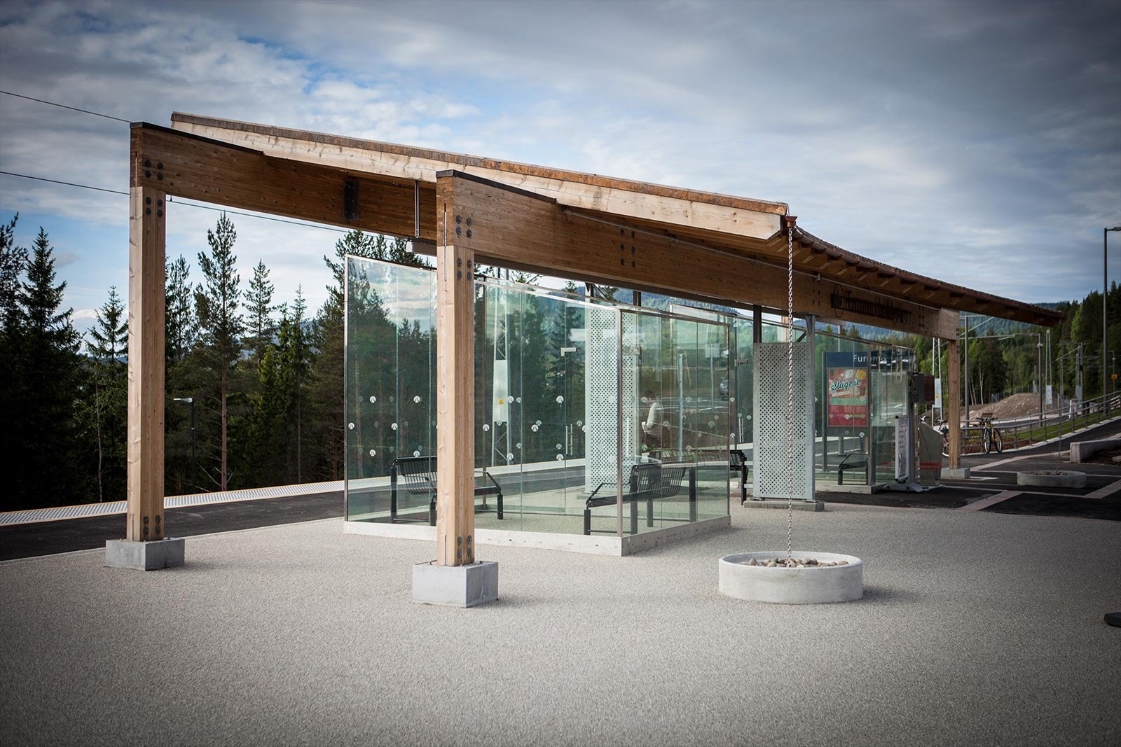 Togstasjonen er nylig oppgradert med et stort antall gratis parkeringsplasser og lading for elbil. Galleribilde