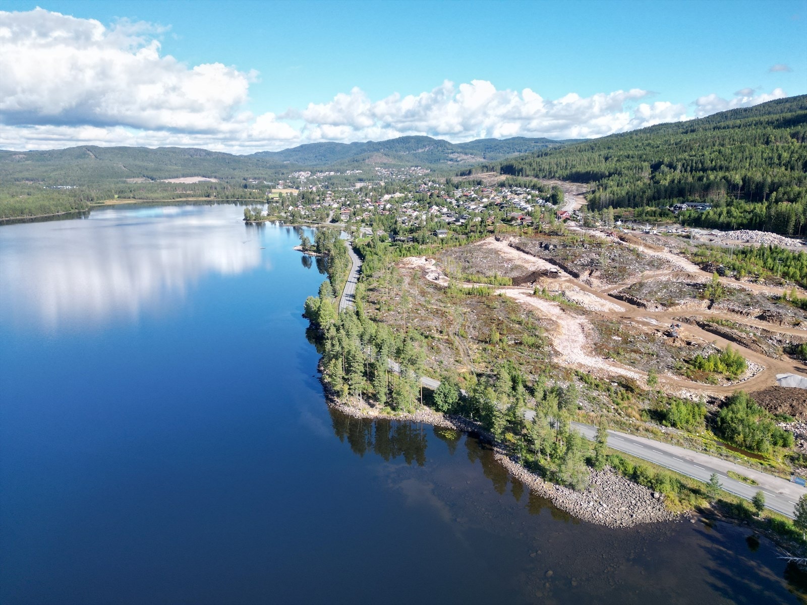 Ihht reguleringsplanen kan man på dette feltet som nå selges BFS1-9 bygges eneboliger, eneboliger med utleiedel eller tomannsbolig. Galleribilde