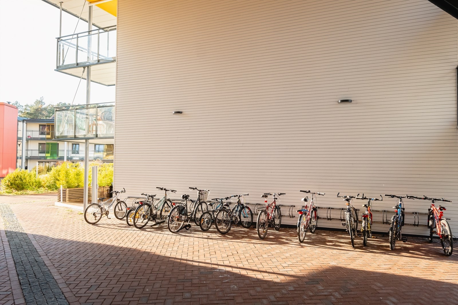 Egen sykkelparkering under tak. Galleribilde