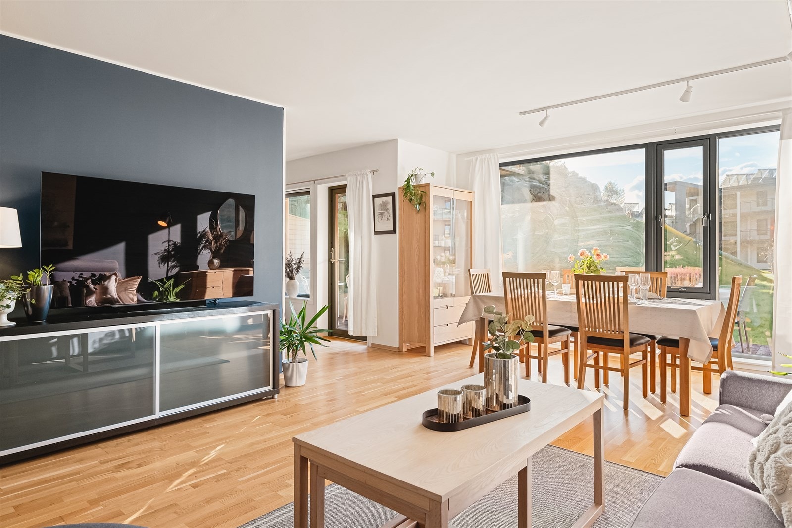 Delvis åpen løsning mot kjøkken gir optimale møbleringsmuligheter, samtidig som du får nytte godt av store vindusflater. Galleribilde