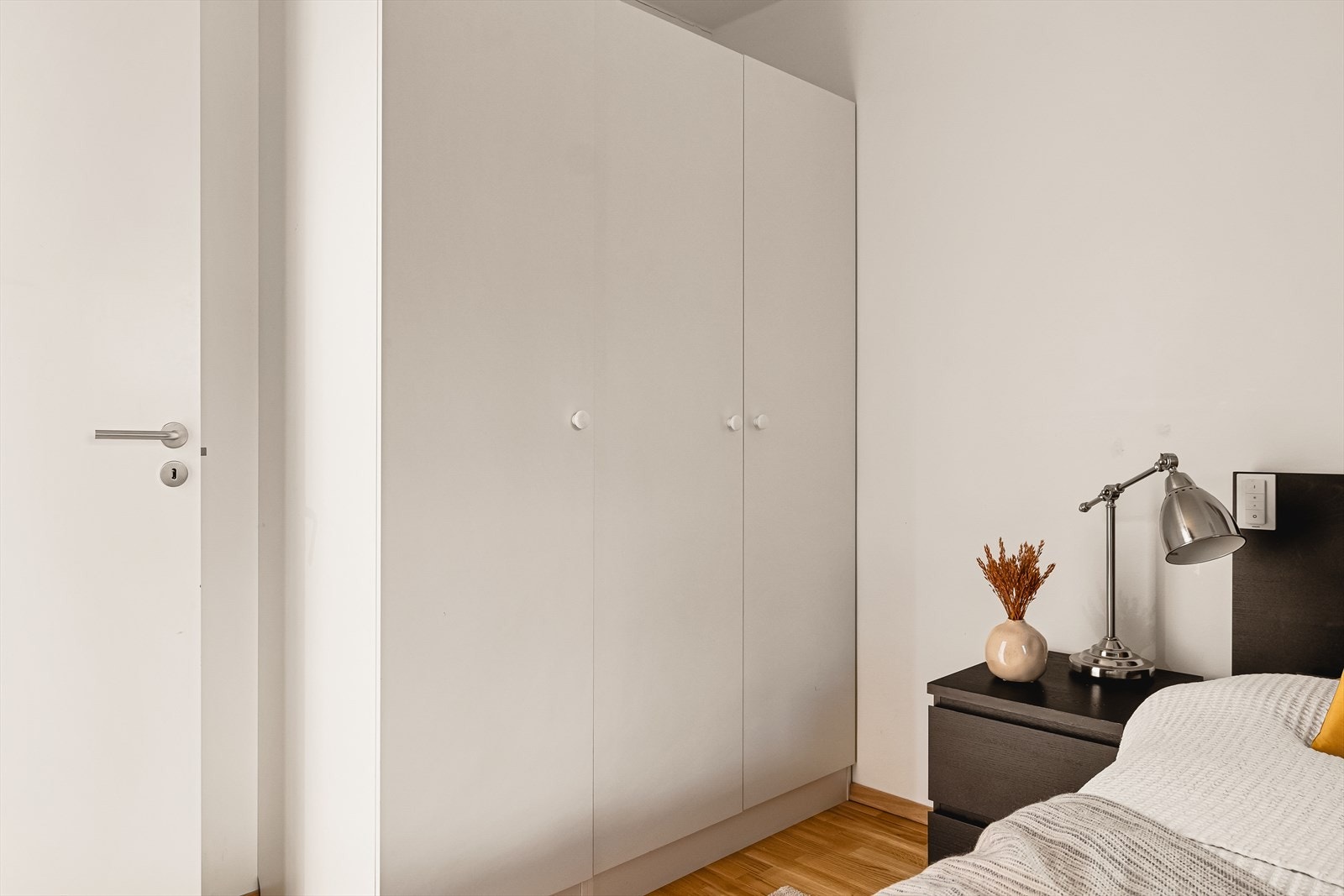 God garderobeplass i tillegg til romslig bod vegg i vegg. Galleribilde