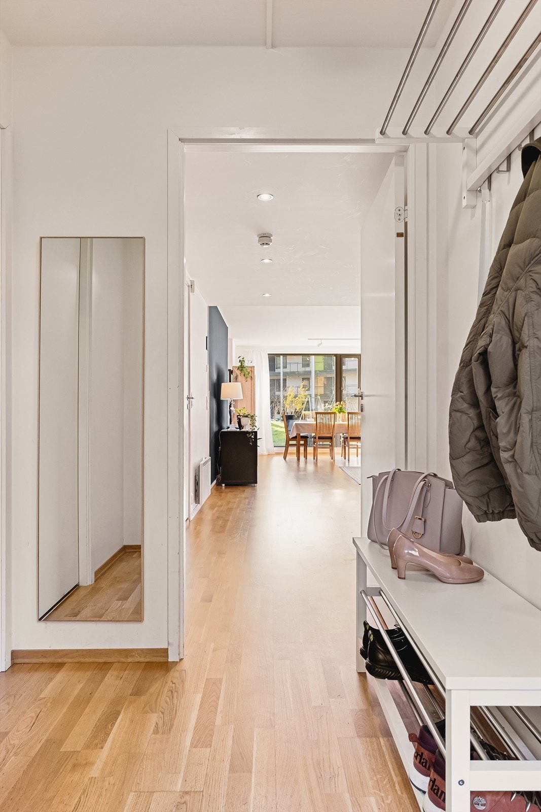 Praktisk og liten vindfang med oppheng til sko og yttertøy. Galleribilde