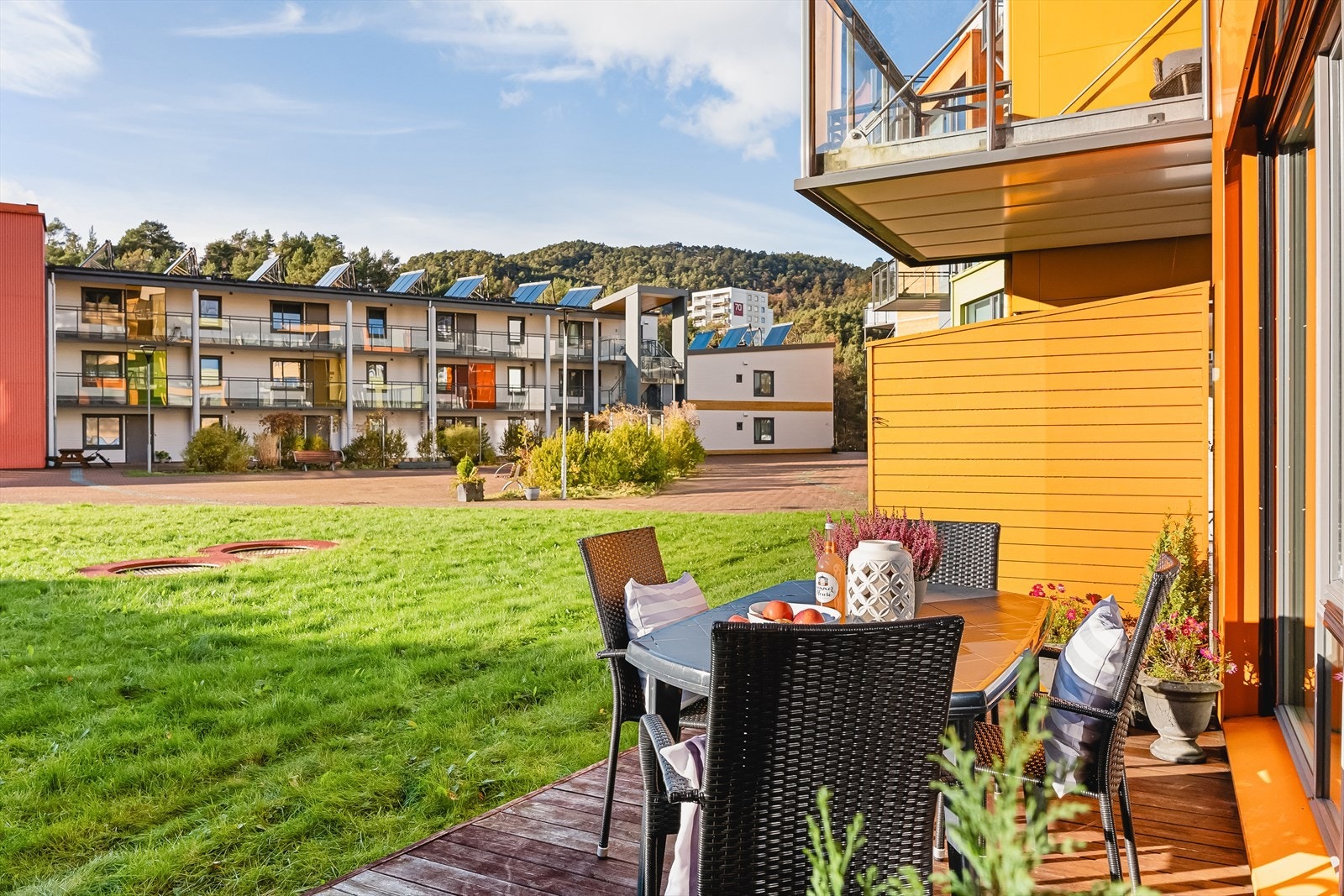 Leiligheten har direkte utgang til stor markterrasse med enkel tilgang til frodig fellesareal. Galleribilde