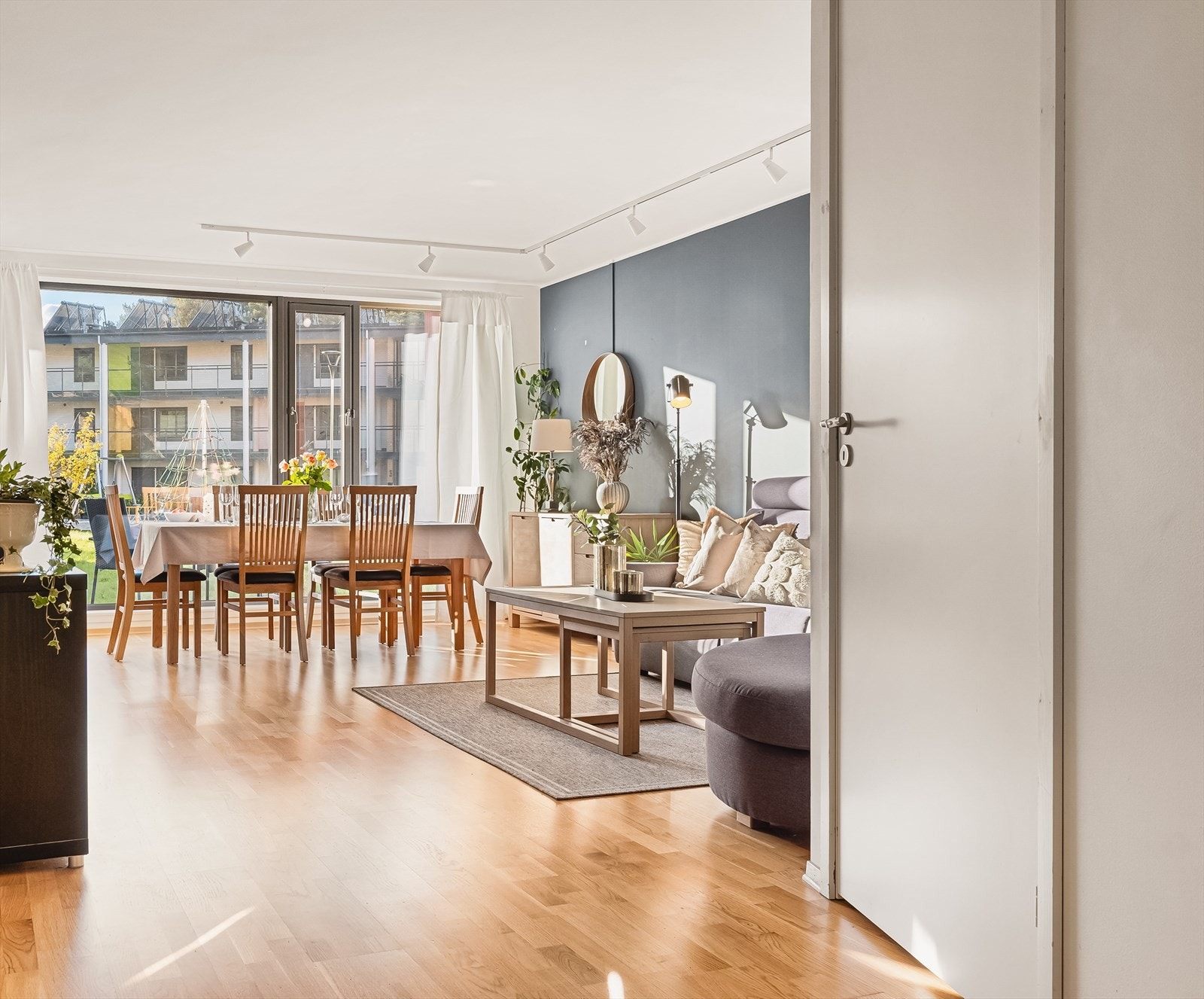 Det store allrommet måler hele 40 kvm til sammen. God plass til både hjørnesofa og romslig spisebord mm. Galleribilde