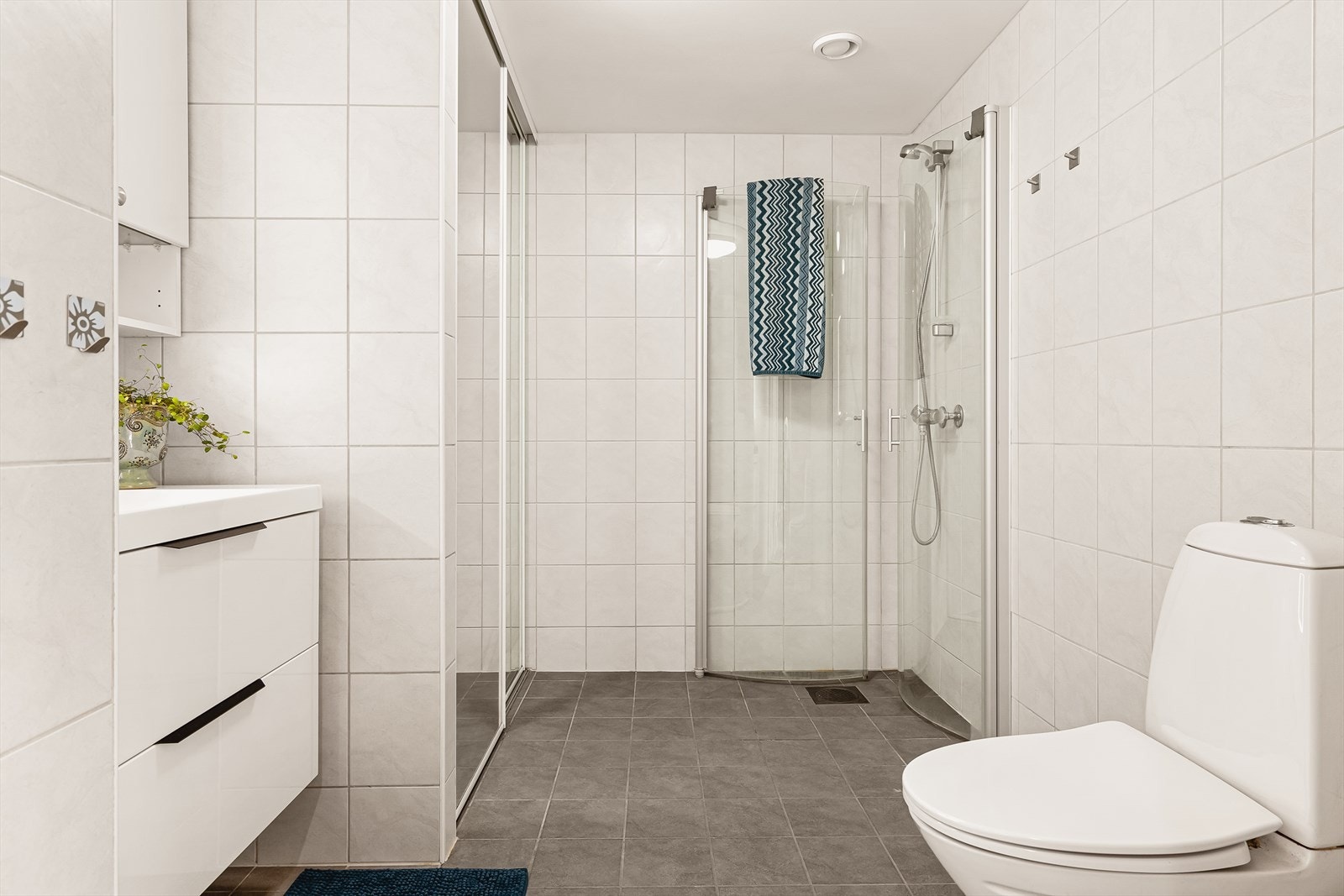 Tidløst og smart innredet bad med ny baderomsinnredning/ speil med led-lys. Galleribilde