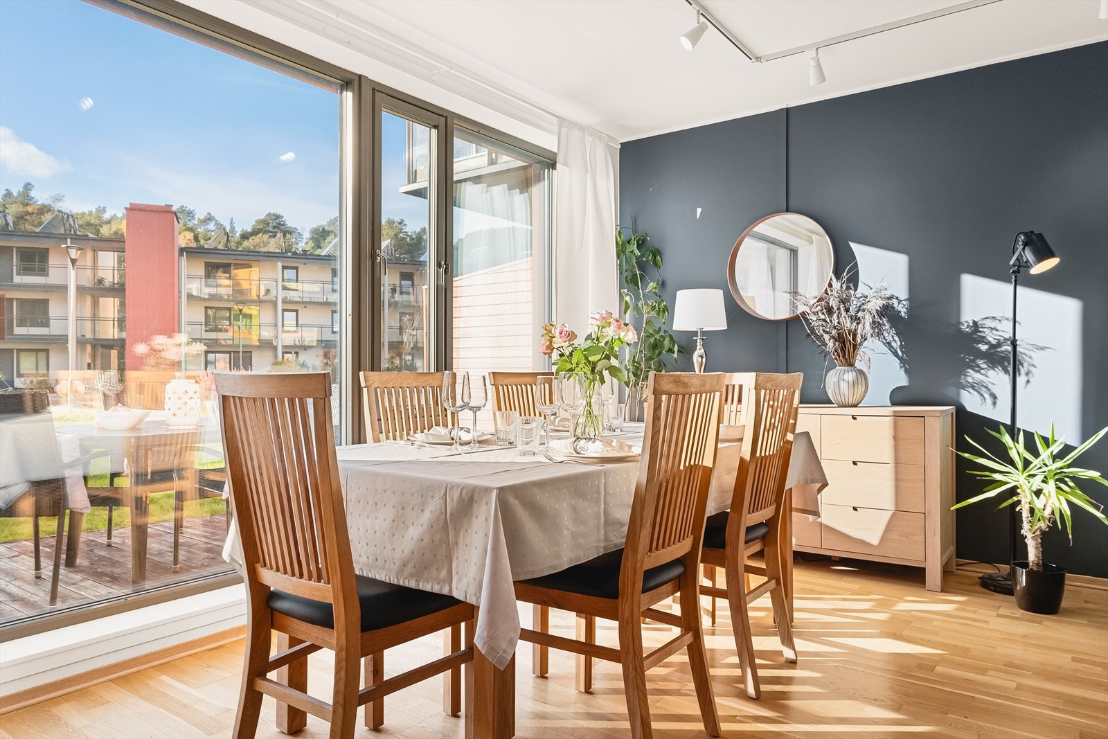 Perfekt plass å samle familien eller om det blir flere middagsgjester til bords. Galleribilde