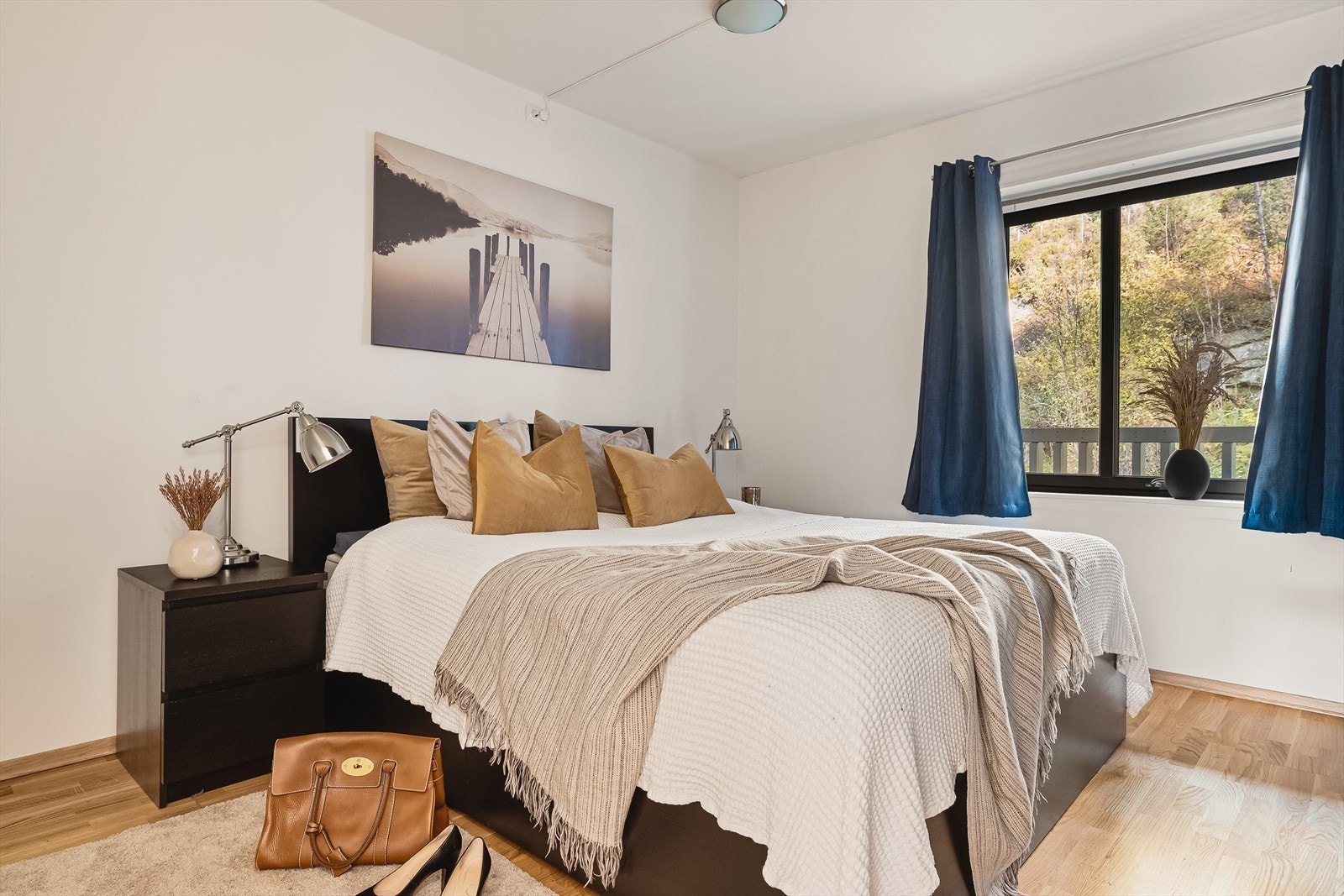 Romslig hovedsoverom med elektrisk styrt rullegardin. Galleribilde