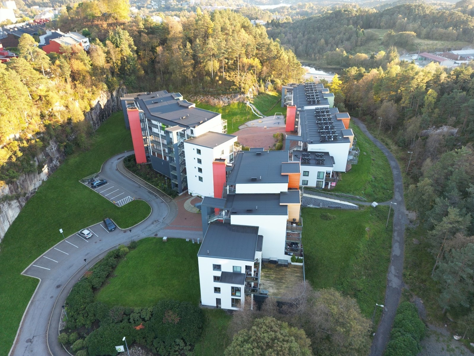 Oversiktsbilde av Løvåshagen Borettslag. Her der du også den grusede veien som leder deg videre til Kanadaskogen. Galleribilde
