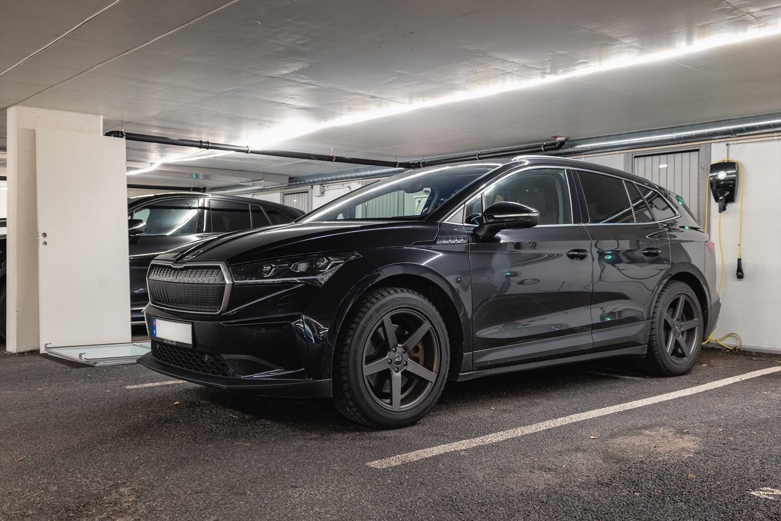 Tilhørende garasjeplass med el-lader, samt en romslig, lukket bod i bakkant. Galleribilde