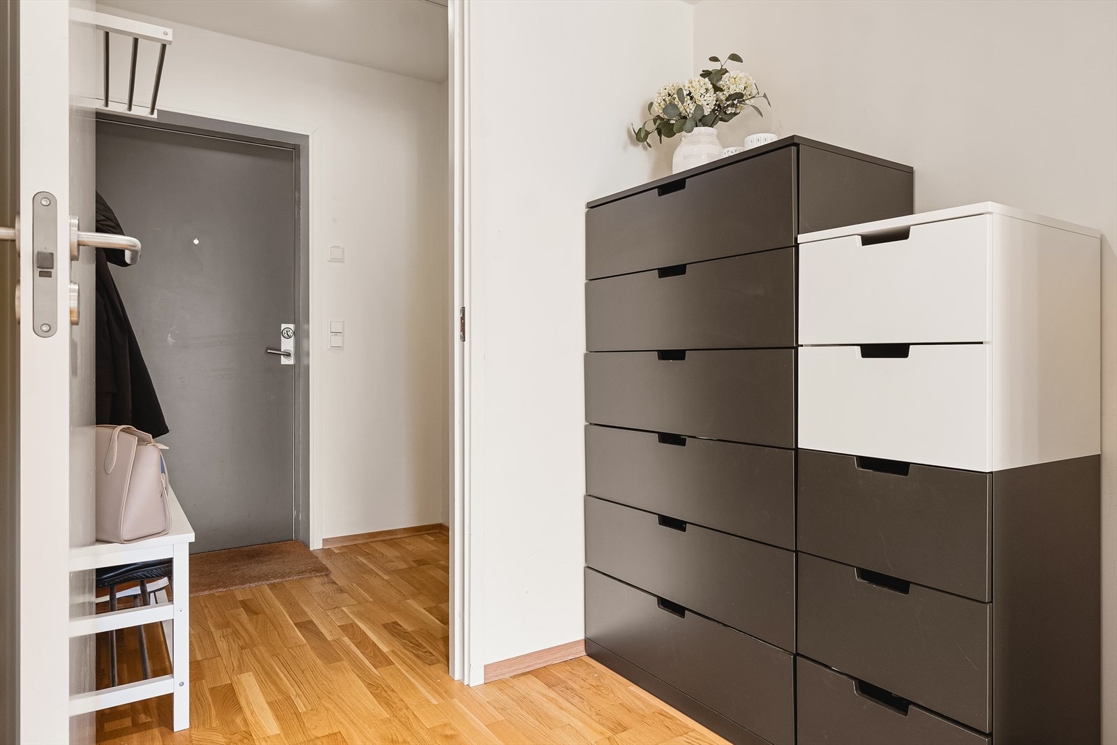 Videre kommer du inn i allrommet som har en nisje (en forlengelse av gangen). Her er det plass til garderobeskap med skyvedører om det er ønskelig. Galleribilde