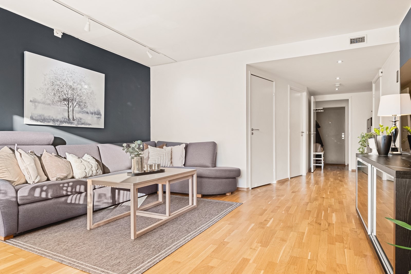 Slette gipsvegger og eikeparkett på alle gulv foruten våtrom. Galleribilde