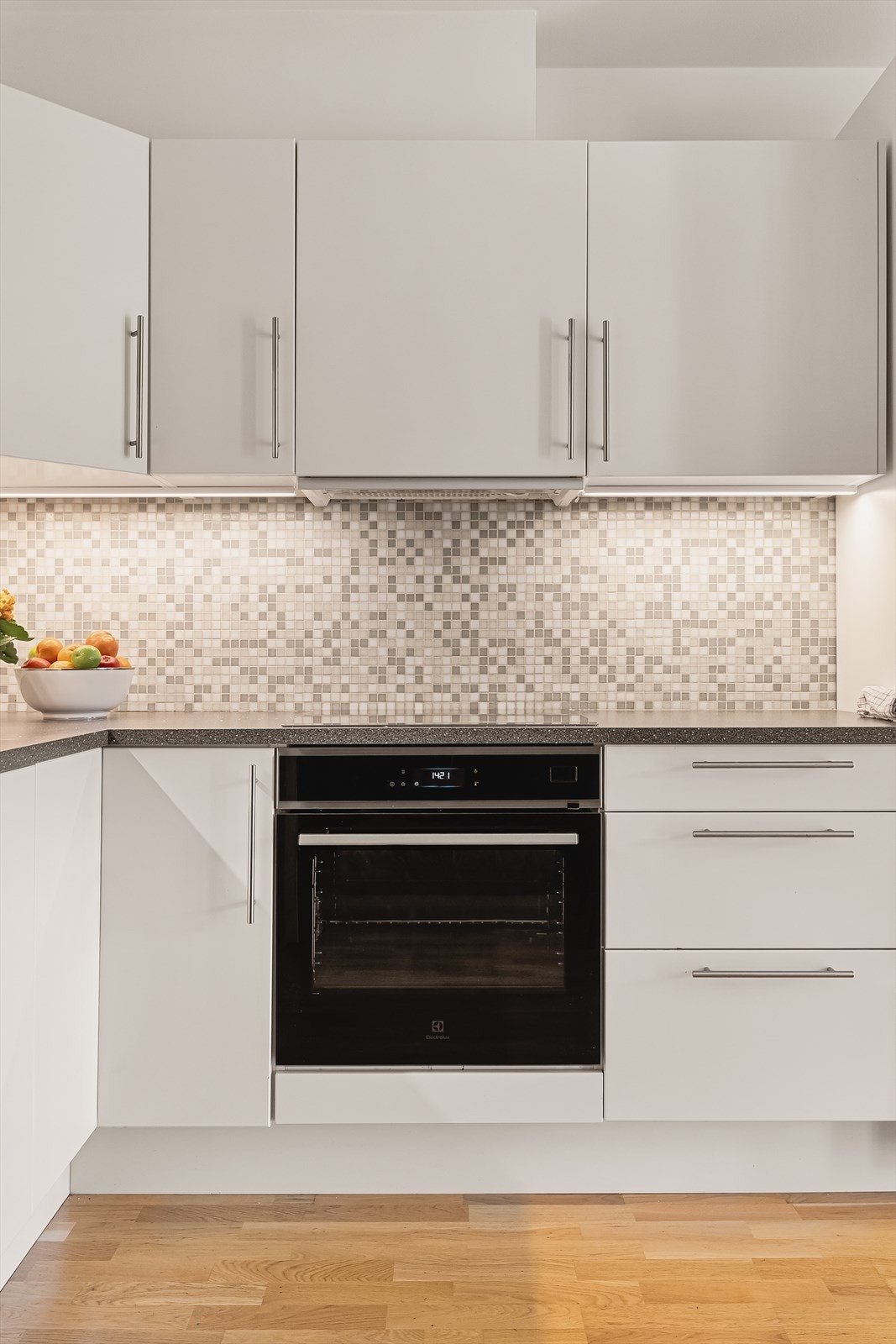 LED lys under overskap med bryter og appkontroll. Galleribilde