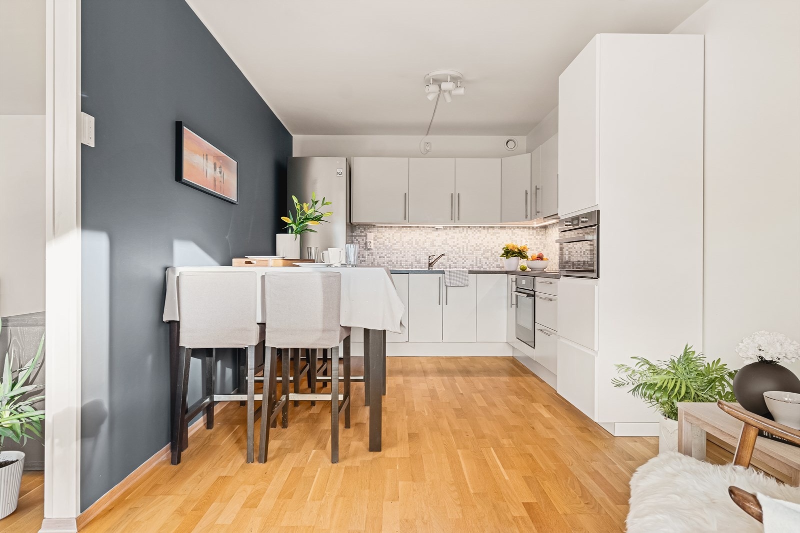 Stilrent Norema kjøkken som er utstyrt med det du trenger for matlagingen. Galleribilde