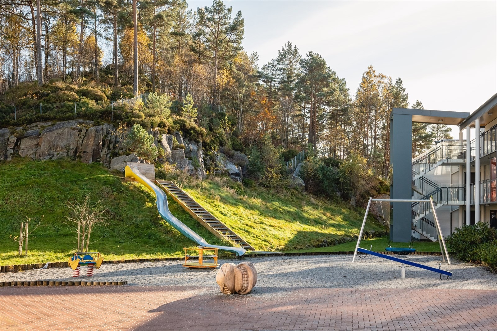 Avsatte lekeareal mot skogkanten og god "tumleplass" for de minste. Galleribilde