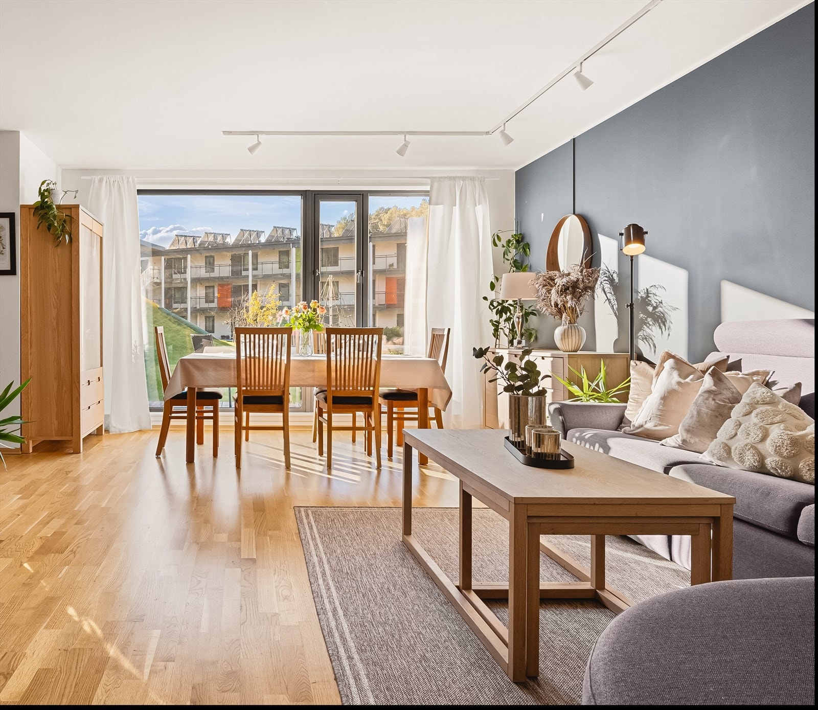 I stuen er det montert spotskinner med 6 spotter som kan flyttes og roteres. Spotpærer med hvitt og farget lys m/ appkontroll. Galleribilde