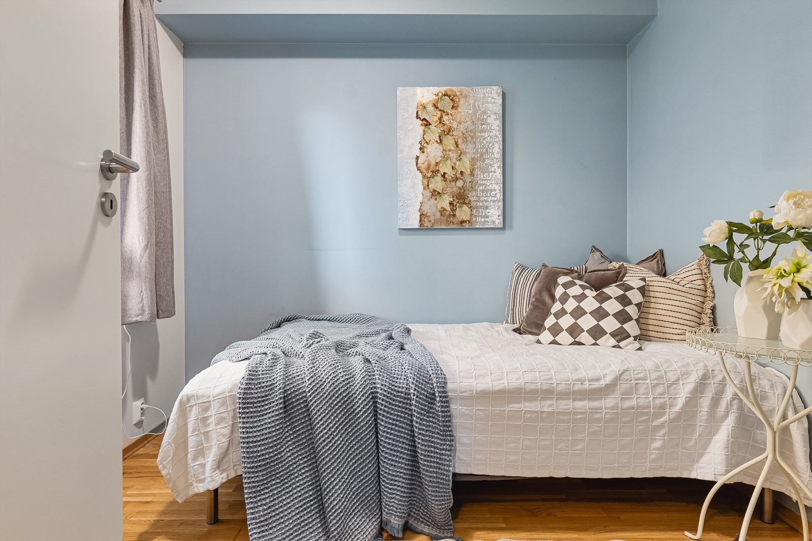 Soverom 2 har plass til liten dobbeltseng og ett enkeltskap. Begge soverom har vindu mot øst som gjør det svalt og behagelig. Galleribilde