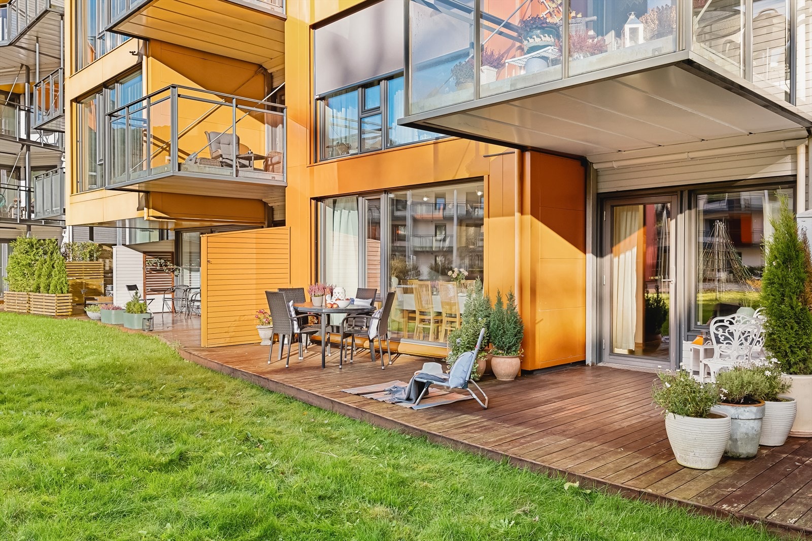 Her har du god boltringsplass på finværsdagene. I tillegg kan du trekke deg under taket om det kommer noen uanmeldte dråper. Galleribilde