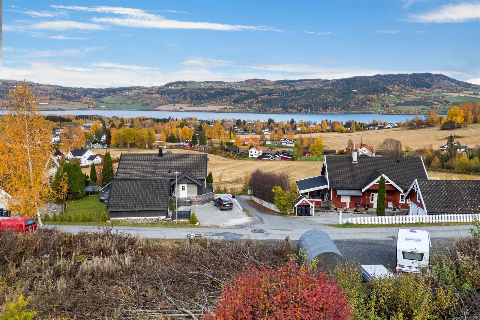 Tomta har fin utsikt over Mjøsa. Galleribilde