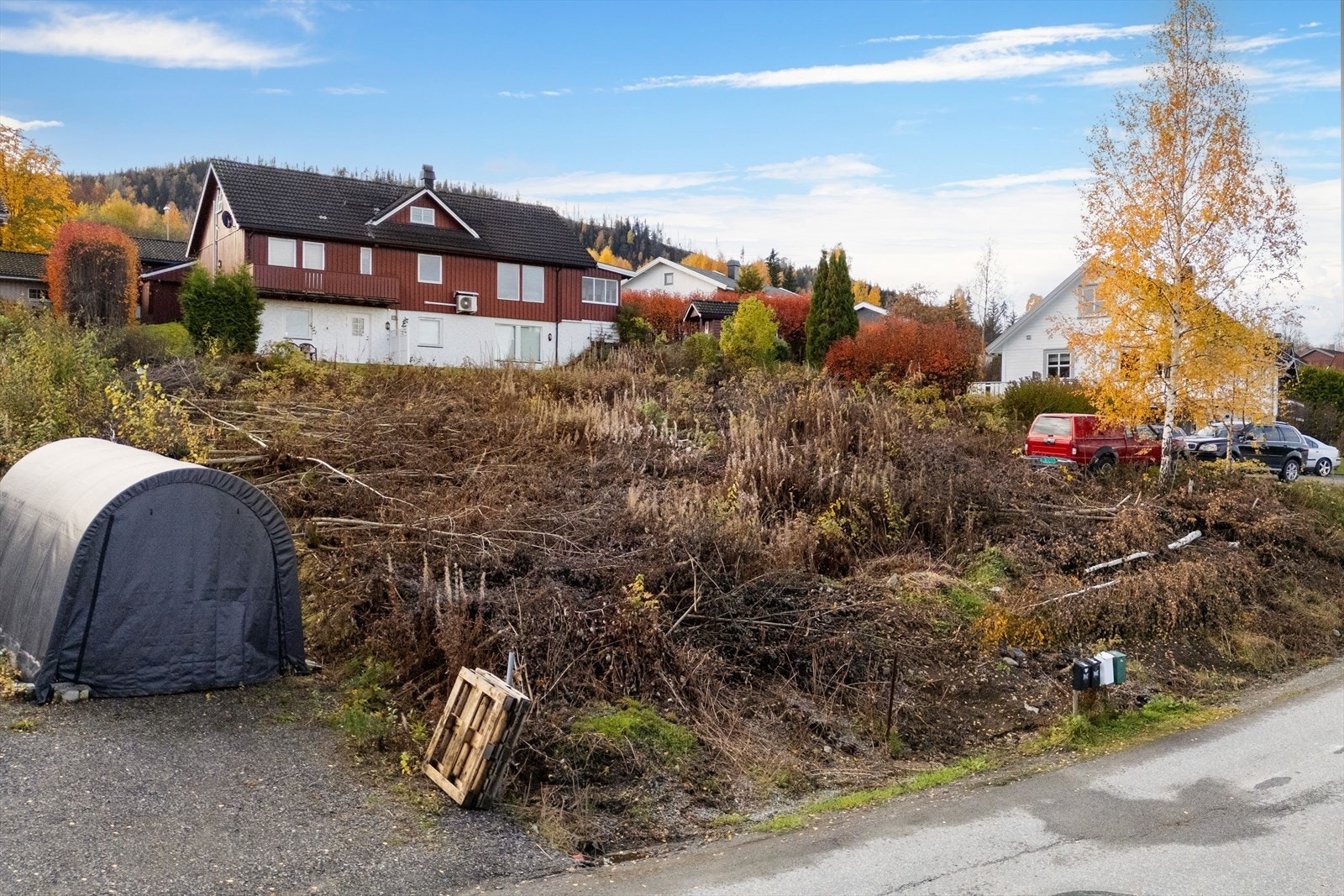 Lett skrående tomt. Galleribilde