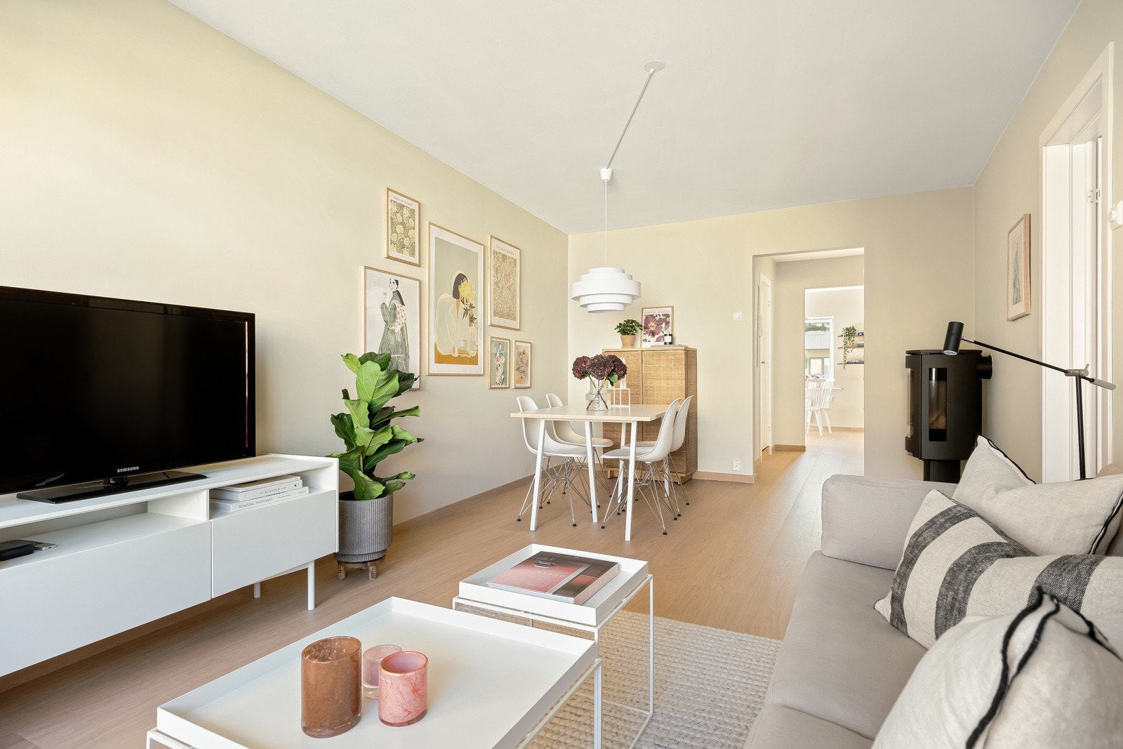 Stuen er romslig og har naturlig plass til en hyggelig spisegruppe som er perfekt når familie og venner kommer på besøk. Galleribilde
