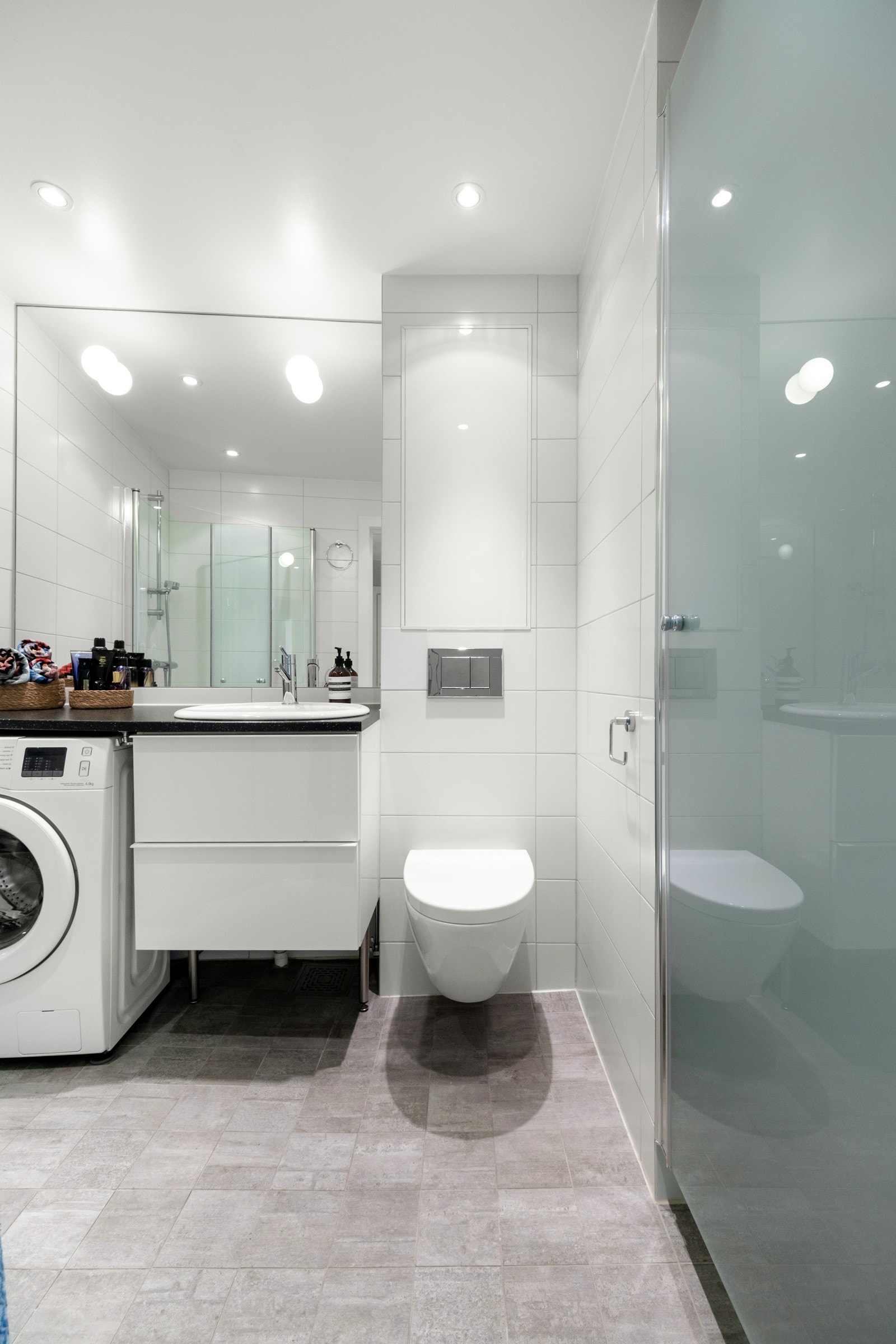 Badet er innbydende med fliser på vegger og gulv. Det ble pusset opp i 2013 og dokumentasjon foreligger. Galleribilde